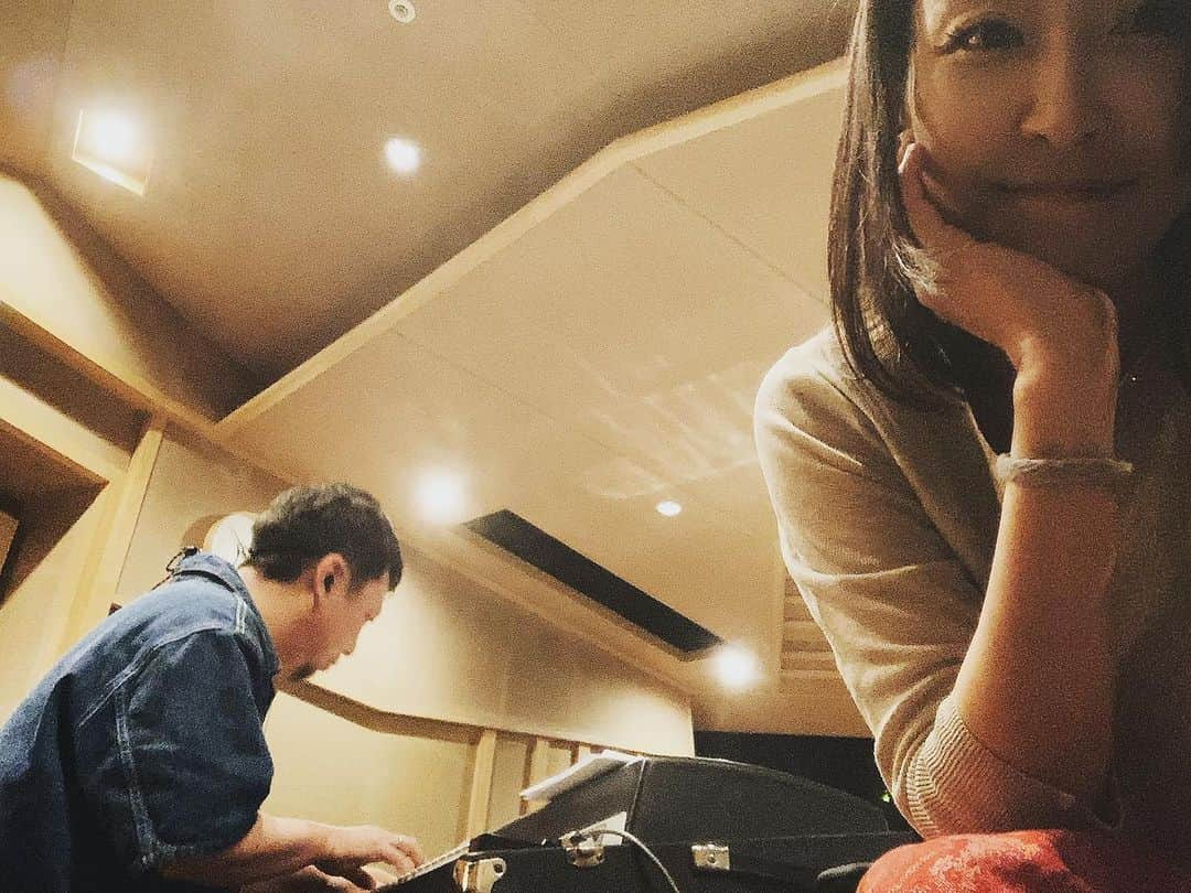 川江美奈子さんのインスタグラム写真 - (川江美奈子Instagram)「・ 『水晶』 recording note  Drums 佐治宣英 Bass 種子田健 Guitar 黒田晃年 Arrangement & Keyboards 村田昭 Piano & Vocals 川江美奈子 Recording & Mixing Engineer 今井邦彦 Assistant Engineer 椎葉大世, 川崎萌衣 Mastering 小柳令奈  ライヴで何度も歌ってきた曲だから、どんな気持ちになるかなと思って臨んだレコーディング。またしても想像を超えてきた。それぞれのミュージシャンが素晴らしいのは百も承知なんだけど、その組み合わせだから生まれるサウンドはもう、化学反応とか魔法とかいう言葉じゃ表したくない、血の通った響きなのです。 とにかく聴いてみてほしい。歌ももちろんなんだけど、それを包んでる匠たちのうねりを。  写真①ギャルピちゃんとできてるのは佐治くんだけ？ ②誰も耳コピできない種子田さんのベースライン炸裂中 ③真剣に弾いてる昭さんの横で微笑む ④マスタリングの令奈さんと何かに爆笑  #川江美奈子 #ほぼ毎月配信リリース #vol5 #水晶 #佐治宣英 #種子田健 #黒田晃年 #村田昭 #今井邦彦 #敬称略」7月19日 9時08分 - minakokawae