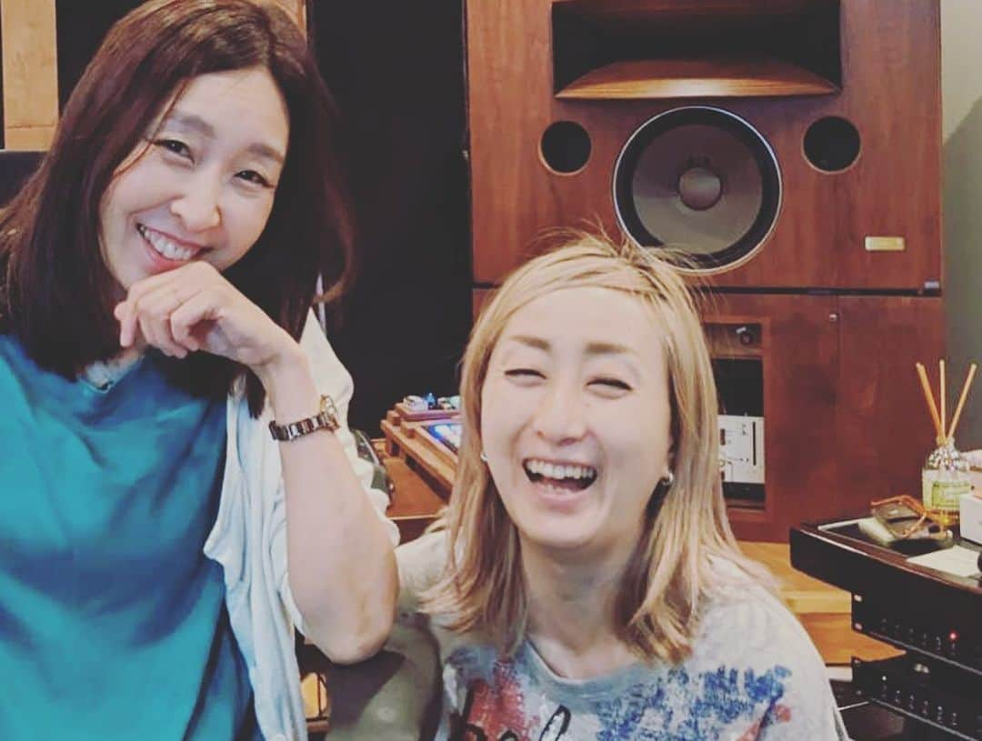 川江美奈子さんのインスタグラム写真 - (川江美奈子Instagram)「・ 『水晶』 recording note  Drums 佐治宣英 Bass 種子田健 Guitar 黒田晃年 Arrangement & Keyboards 村田昭 Piano & Vocals 川江美奈子 Recording & Mixing Engineer 今井邦彦 Assistant Engineer 椎葉大世, 川崎萌衣 Mastering 小柳令奈  ライヴで何度も歌ってきた曲だから、どんな気持ちになるかなと思って臨んだレコーディング。またしても想像を超えてきた。それぞれのミュージシャンが素晴らしいのは百も承知なんだけど、その組み合わせだから生まれるサウンドはもう、化学反応とか魔法とかいう言葉じゃ表したくない、血の通った響きなのです。 とにかく聴いてみてほしい。歌ももちろんなんだけど、それを包んでる匠たちのうねりを。  写真①ギャルピちゃんとできてるのは佐治くんだけ？ ②誰も耳コピできない種子田さんのベースライン炸裂中 ③真剣に弾いてる昭さんの横で微笑む ④マスタリングの令奈さんと何かに爆笑  #川江美奈子 #ほぼ毎月配信リリース #vol5 #水晶 #佐治宣英 #種子田健 #黒田晃年 #村田昭 #今井邦彦 #敬称略」7月19日 9時08分 - minakokawae