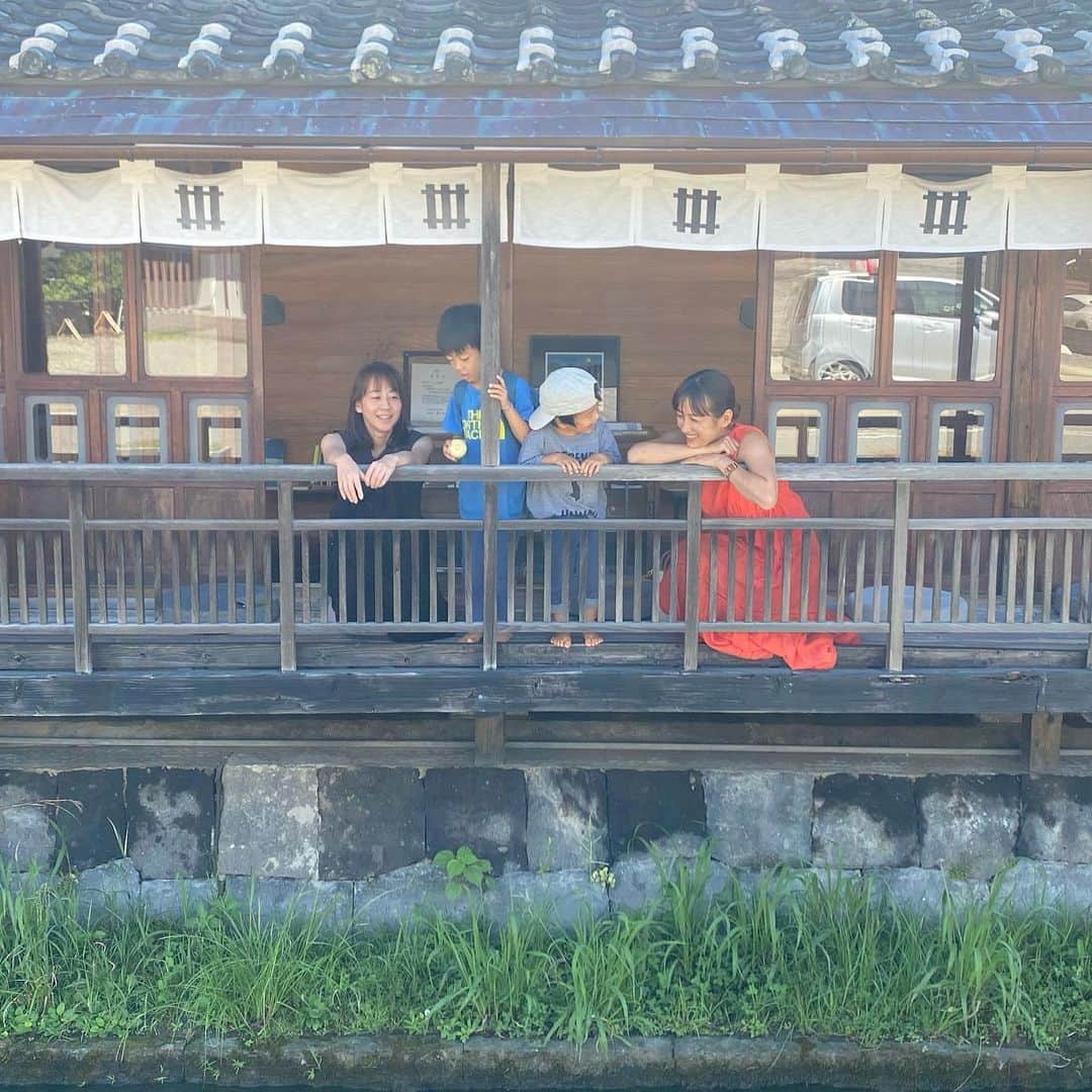 前田有紀のインスタグラム：「熊本旅の宿泊は、NIPPONIA 甲佐　疏水の郷へ。 @nipponia_kosa   昔ながらの商店街にある築約130年の旧松永たばこ店（その前は質屋）建物の趣をそのまま残し、新たに宿として町の中に佇んでいます。縁側で川の音に耳を傾けて、過ごしてているだけで涼やかな気持ちになりました。  甲佐という町にははじめて訪れたけれど、緩やかな時間が流れていて、ニッポニアのスタッフさんも、町の人も散歩してるだけでも子どもたちにたくさん話しかけてくれる。 出会った人たちは、自分だけでなくて、周りの人に優しくできるゆとりがあると感じた。 この町にきて、ほんのひとときでも暮らすような旅ができて、ますます熊本が好きになりました。 朝ごはんの鮎の甘露煮美味しすぎました。 夕飯で鮎を楽しんだのは、一つ前の投稿の通りだけど、甲佐にあるパン屋さんやカフェ、イタリアン。かき氷やお蕎麦屋さんなど、気になるところがたくさんあったのでまた訪れたい。  旅に連れ出してくれたゆかちゃん（姉）ありがとう。 @yukamae0323」