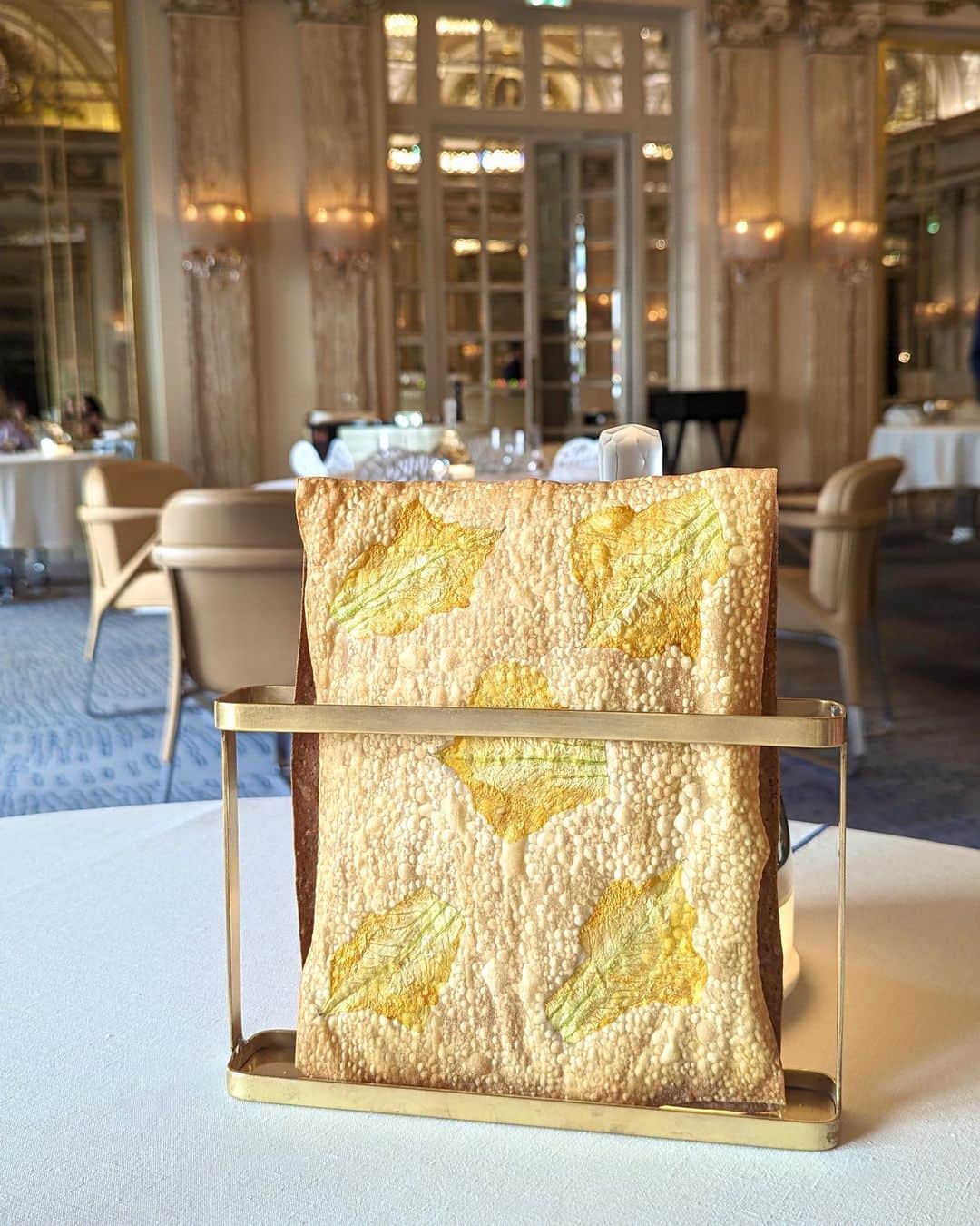 安岡あゆみさんのインスタグラム写真 - (安岡あゆみInstagram)「.  📍 Le Louis XV - Alain Ducasse à l'Hôtel de Paris 今回の旅で楽しみにしていたレストランの一つ。 デュカス氏が31歳の時、当時の史上最短記録かつパラス級ホテルのレストランとして世界で初めて三つ星を獲得した名店です⭐️ 1864年創業のオテルド・パリは、宮殿のような豪華絢爛な美食空間。 季節の素材や地中海産の幸をふんだんに使用したお料理は、どれもとても美味しかったです🥰 . . #lelouisxvalainducasse #hoteldeparismontecarlo #monaco #monacotravel #monacogourmet #frenchrestaurant #ayumi_y_gourmet #ayumi_y_travel #ルルイキャーンズアランデュカス #オテルドパリ #オテルドパリモンテカルロ #アランデュカス #モナコ #モナコ旅行 #モナコグルメ #ヨーロッパ旅行 #ヨーロッパ周遊 #フレンチレストラン #ミシュラン #ミシュラン三ツ星 #三ツ星レストラン」7月19日 9時13分 - ayumi_yasuoka