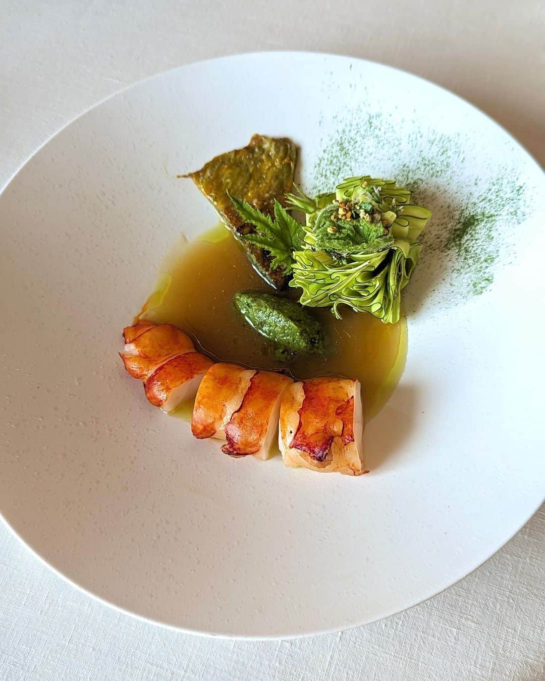 安岡あゆみさんのインスタグラム写真 - (安岡あゆみInstagram)「.  📍 Le Louis XV - Alain Ducasse à l'Hôtel de Paris 今回の旅で楽しみにしていたレストランの一つ。 デュカス氏が31歳の時、当時の史上最短記録かつパラス級ホテルのレストランとして世界で初めて三つ星を獲得した名店です⭐️ 1864年創業のオテルド・パリは、宮殿のような豪華絢爛な美食空間。 季節の素材や地中海産の幸をふんだんに使用したお料理は、どれもとても美味しかったです🥰 . . #lelouisxvalainducasse #hoteldeparismontecarlo #monaco #monacotravel #monacogourmet #frenchrestaurant #ayumi_y_gourmet #ayumi_y_travel #ルルイキャーンズアランデュカス #オテルドパリ #オテルドパリモンテカルロ #アランデュカス #モナコ #モナコ旅行 #モナコグルメ #ヨーロッパ旅行 #ヨーロッパ周遊 #フレンチレストラン #ミシュラン #ミシュラン三ツ星 #三ツ星レストラン」7月19日 9時13分 - ayumi_yasuoka