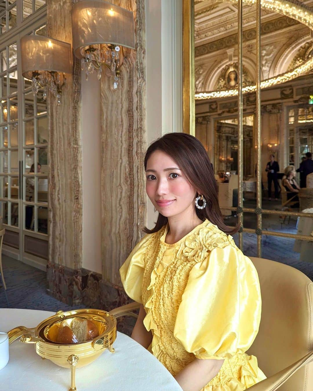 安岡あゆみさんのインスタグラム写真 - (安岡あゆみInstagram)「.  📍 Le Louis XV - Alain Ducasse à l'Hôtel de Paris 今回の旅で楽しみにしていたレストランの一つ。 デュカス氏が31歳の時、当時の史上最短記録かつパラス級ホテルのレストランとして世界で初めて三つ星を獲得した名店です⭐️ 1864年創業のオテルド・パリは、宮殿のような豪華絢爛な美食空間。 季節の素材や地中海産の幸をふんだんに使用したお料理は、どれもとても美味しかったです🥰 . . #lelouisxvalainducasse #hoteldeparismontecarlo #monaco #monacotravel #monacogourmet #frenchrestaurant #ayumi_y_gourmet #ayumi_y_travel #ルルイキャーンズアランデュカス #オテルドパリ #オテルドパリモンテカルロ #アランデュカス #モナコ #モナコ旅行 #モナコグルメ #ヨーロッパ旅行 #ヨーロッパ周遊 #フレンチレストラン #ミシュラン #ミシュラン三ツ星 #三ツ星レストラン」7月19日 9時13分 - ayumi_yasuoka