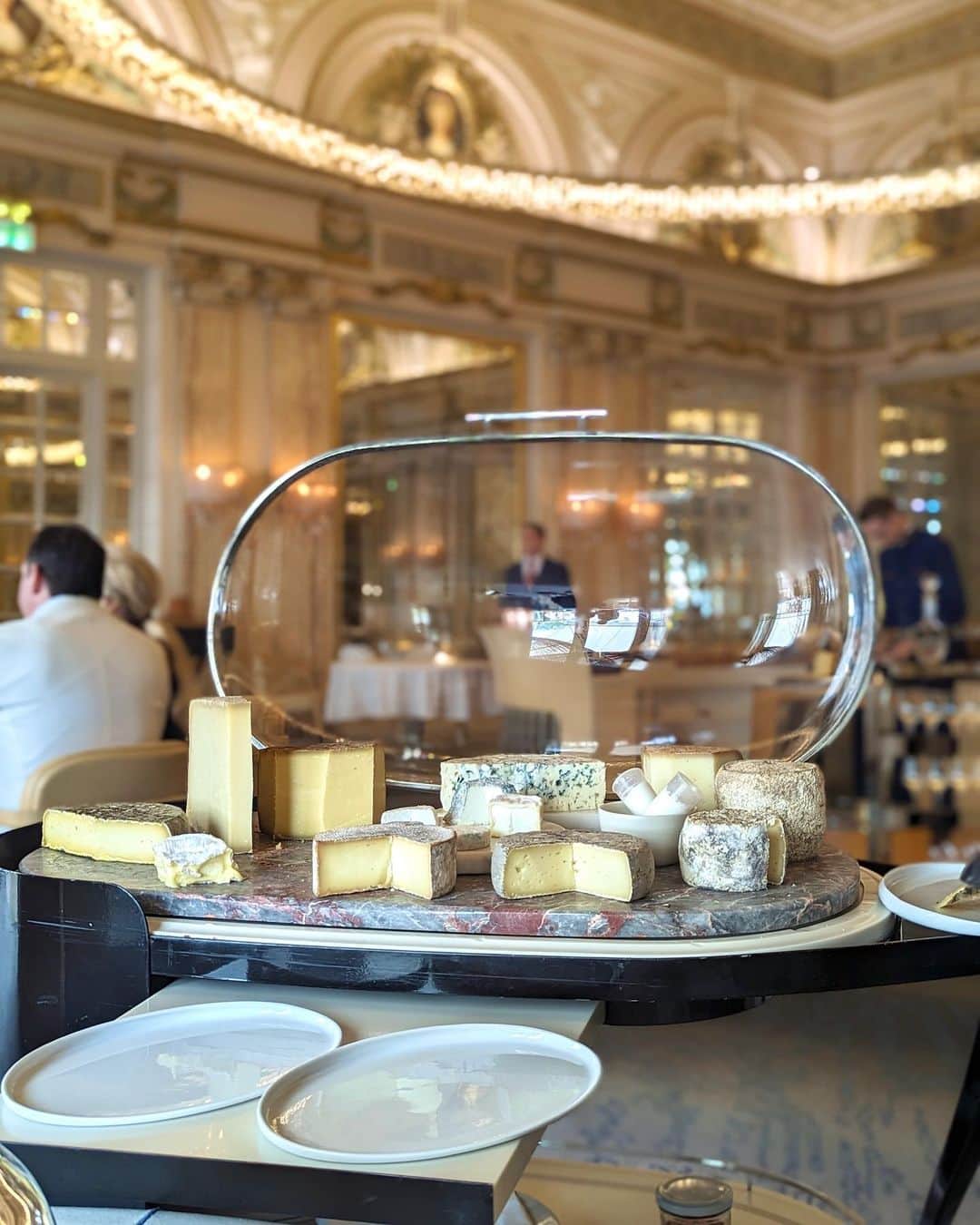 安岡あゆみさんのインスタグラム写真 - (安岡あゆみInstagram)「.  📍 Le Louis XV - Alain Ducasse à l'Hôtel de Paris 今回の旅で楽しみにしていたレストランの一つ。 デュカス氏が31歳の時、当時の史上最短記録かつパラス級ホテルのレストランとして世界で初めて三つ星を獲得した名店です⭐️ 1864年創業のオテルド・パリは、宮殿のような豪華絢爛な美食空間。 季節の素材や地中海産の幸をふんだんに使用したお料理は、どれもとても美味しかったです🥰 . . #lelouisxvalainducasse #hoteldeparismontecarlo #monaco #monacotravel #monacogourmet #frenchrestaurant #ayumi_y_gourmet #ayumi_y_travel #ルルイキャーンズアランデュカス #オテルドパリ #オテルドパリモンテカルロ #アランデュカス #モナコ #モナコ旅行 #モナコグルメ #ヨーロッパ旅行 #ヨーロッパ周遊 #フレンチレストラン #ミシュラン #ミシュラン三ツ星 #三ツ星レストラン」7月19日 9時13分 - ayumi_yasuoka