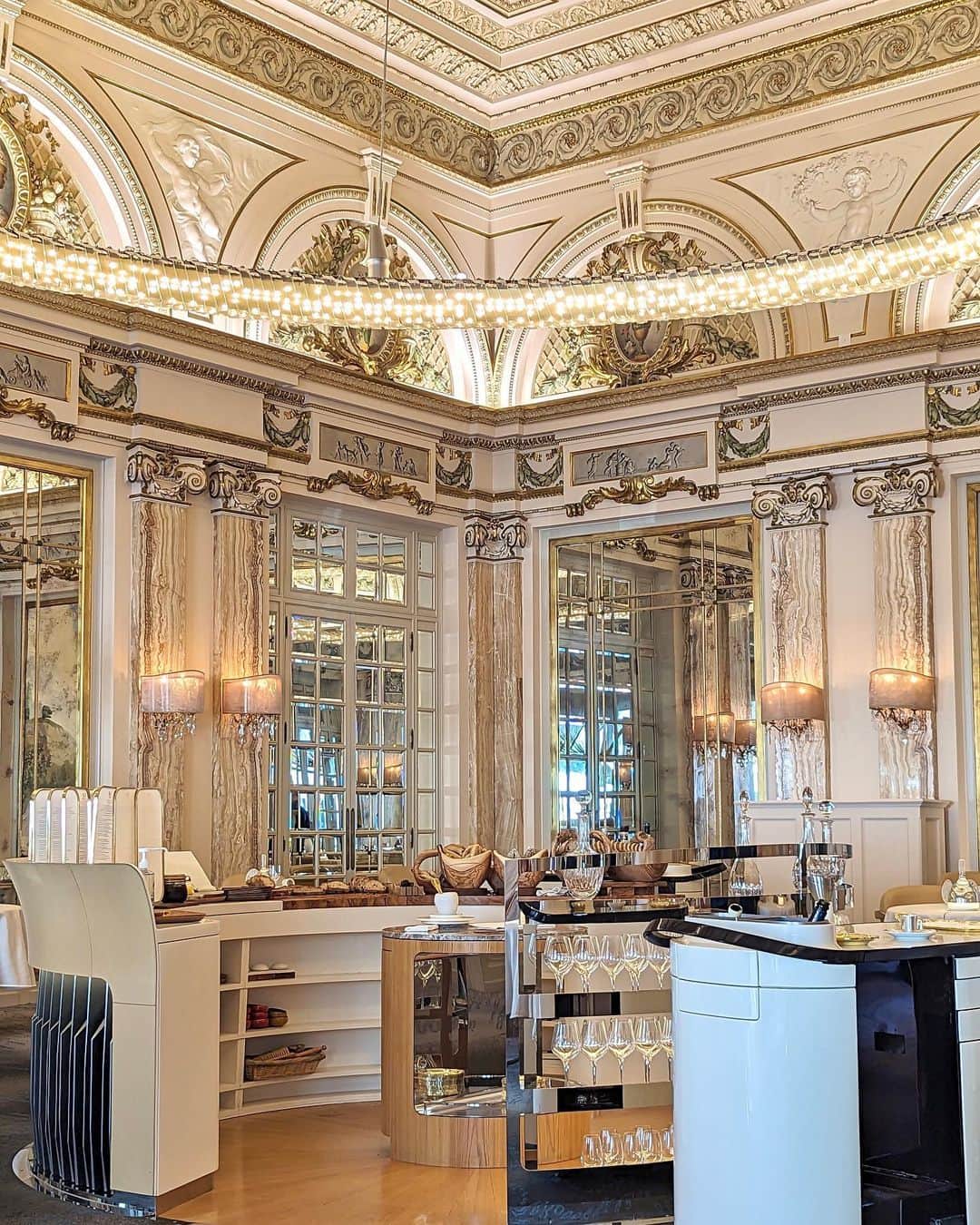 安岡あゆみさんのインスタグラム写真 - (安岡あゆみInstagram)「.  📍 Le Louis XV - Alain Ducasse à l'Hôtel de Paris 今回の旅で楽しみにしていたレストランの一つ。 デュカス氏が31歳の時、当時の史上最短記録かつパラス級ホテルのレストランとして世界で初めて三つ星を獲得した名店です⭐️ 1864年創業のオテルド・パリは、宮殿のような豪華絢爛な美食空間。 季節の素材や地中海産の幸をふんだんに使用したお料理は、どれもとても美味しかったです🥰 . . #lelouisxvalainducasse #hoteldeparismontecarlo #monaco #monacotravel #monacogourmet #frenchrestaurant #ayumi_y_gourmet #ayumi_y_travel #ルルイキャーンズアランデュカス #オテルドパリ #オテルドパリモンテカルロ #アランデュカス #モナコ #モナコ旅行 #モナコグルメ #ヨーロッパ旅行 #ヨーロッパ周遊 #フレンチレストラン #ミシュラン #ミシュラン三ツ星 #三ツ星レストラン」7月19日 9時13分 - ayumi_yasuoka