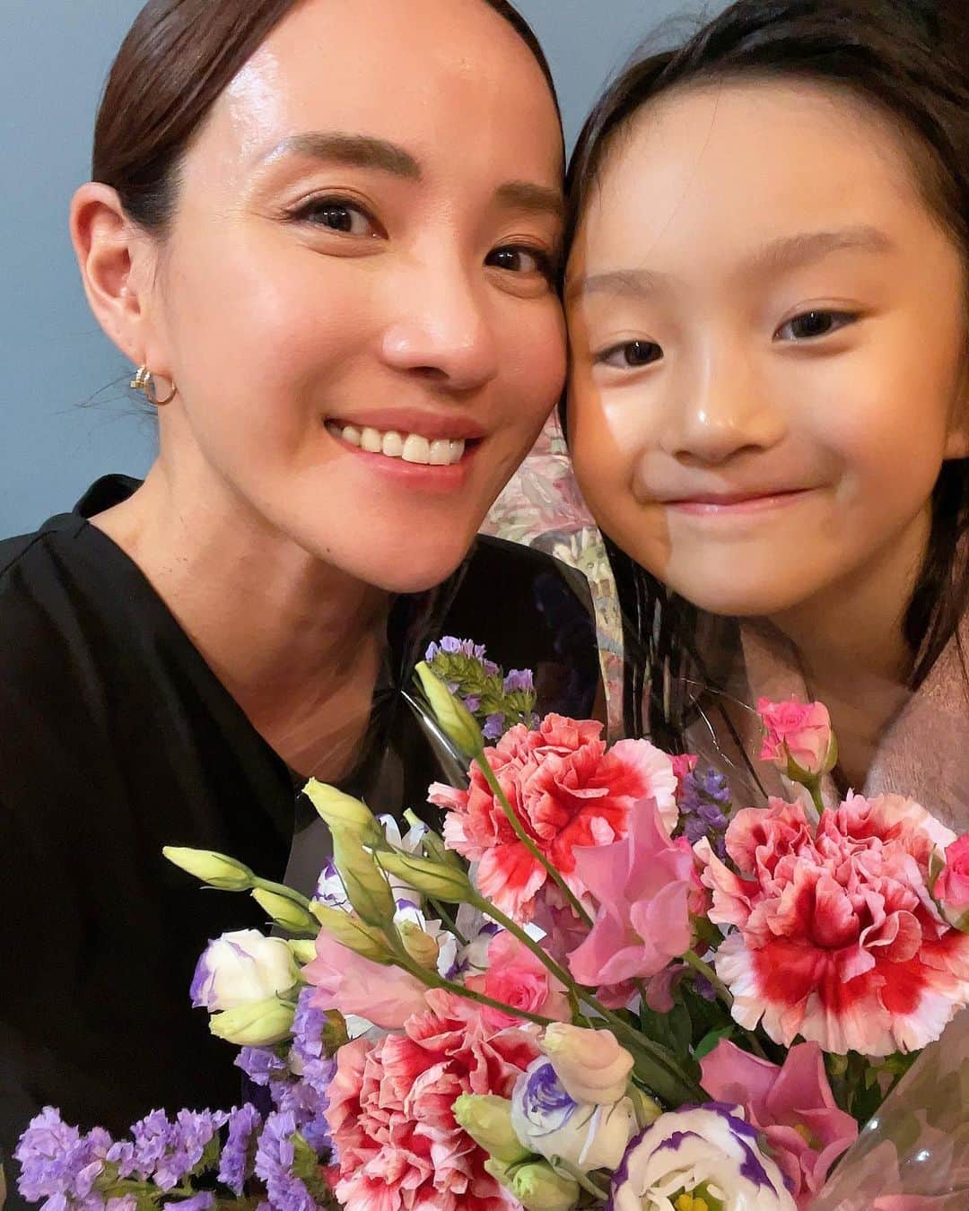 秋定麻紀子のインスタグラム：「あっという間に歳を重ねることに驚く暇もなく、気づいたらおばあちゃんだね。  1年を写真だけじゃ振り返られないなー。 リールにすれば良かった（笑） でも、そんな時間もないので、とりあえず。  たくさんの幸せをありがとう。 これからもよろしくね。」