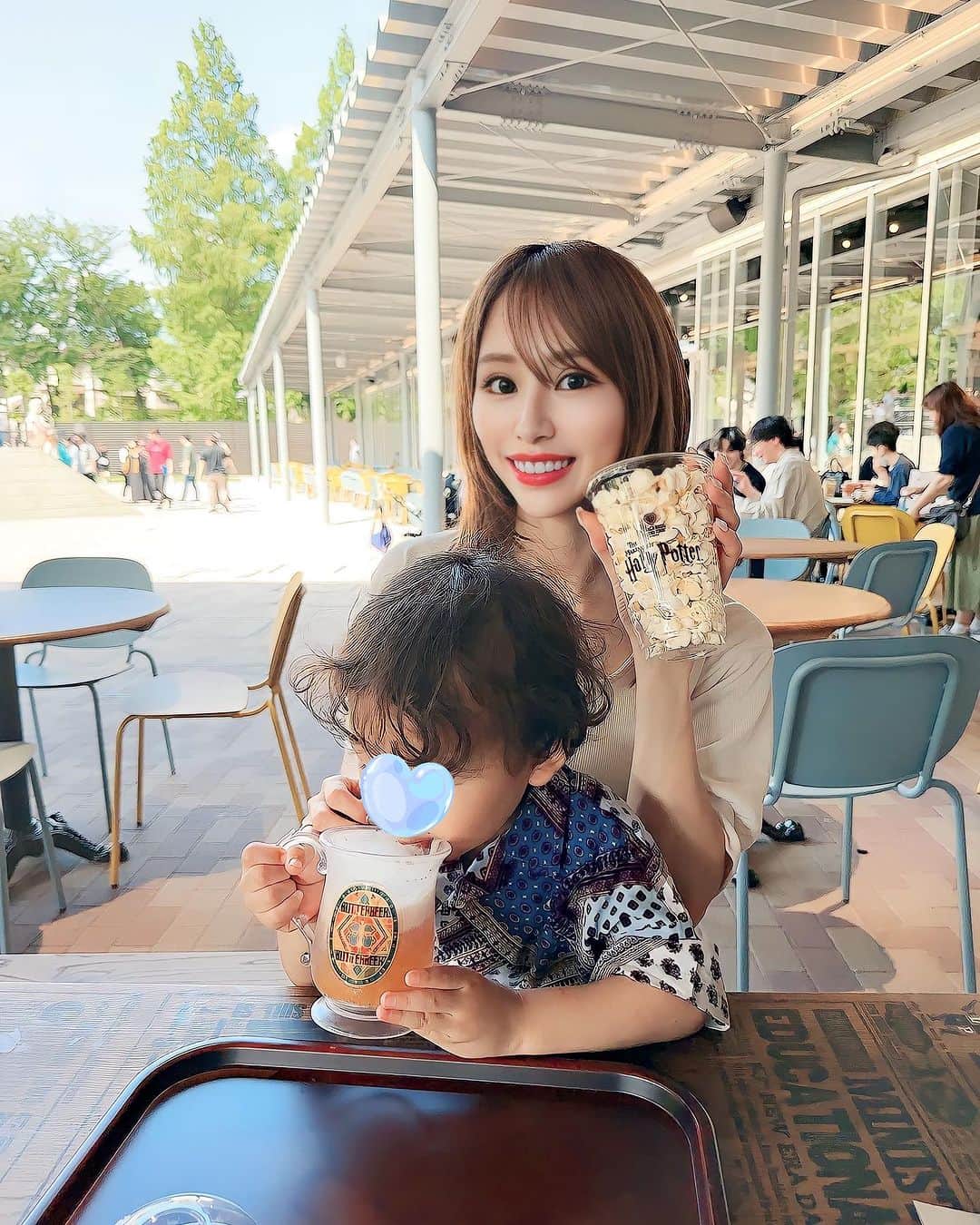 一ノ瀬恋のインスタグラム：「Harrypottar🦉👓 📍豊島園  この間行ってきた🧚 みんなは全作品見ました？👀  私は最後見てなくて行っちゃったんだけどすごい世界観だった✨👏 かなり広かった！ ちゃんと見学したら4時間はかかるそう！笑  個人的にバタービールがユニバのより美味しかった気がする🤣❤️  #夏の思い出 #ハリーポッタースタジオツアー  #豊島園」