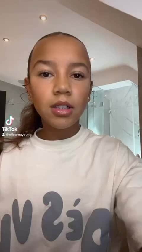 アシュリー・ヤングのインスタグラム：「@santandave don’t you think she’s got this on 🔐 #MyPrinny❤️ #CentralCee」