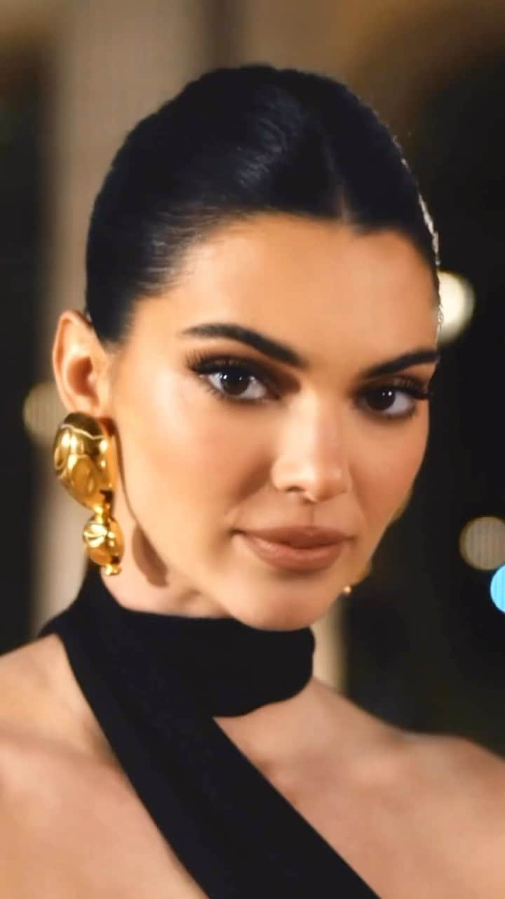 クリス・ジェンナーのインスタグラム：「Congratulations my Kenny @kendalljenner!! I’m so proud of you my angel! L’Oréal’s new Global Ambassador! 🤍🤍 #repost @lorealparis Captivating media icon, successful entrepreneur, role model for her generation, and our new Global Ambassador. She is @kendalljenner, and she is #WorthIt.​  #LOrealParis #NewAmbassador #LOrealParisFamily #Reveal​」