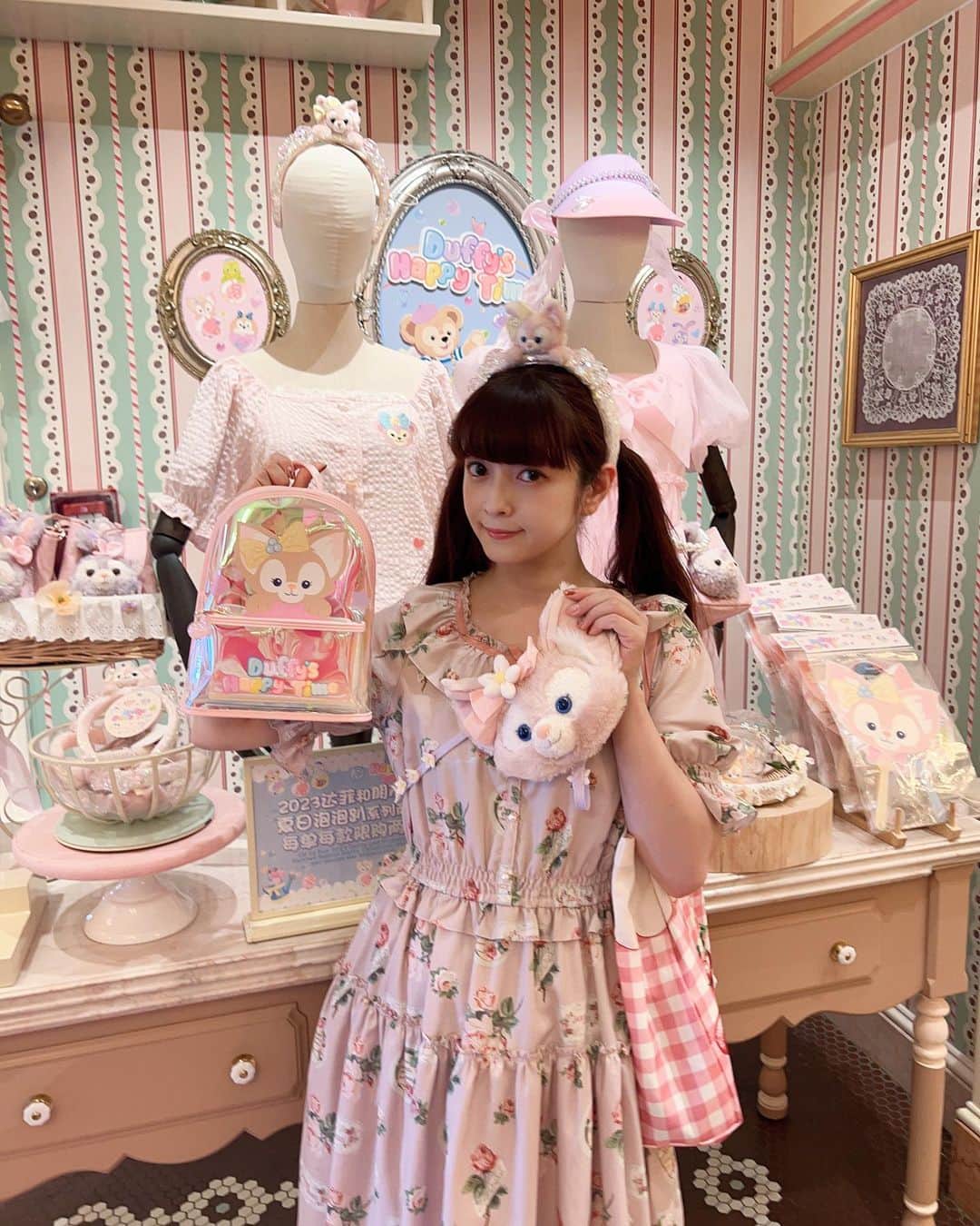 のインスタグラム：「上海ディズニーランドのリーナベル🔔 ちゃんグッズ可愛すぎる💕 新作カチューシャキラキラしてた🤩」