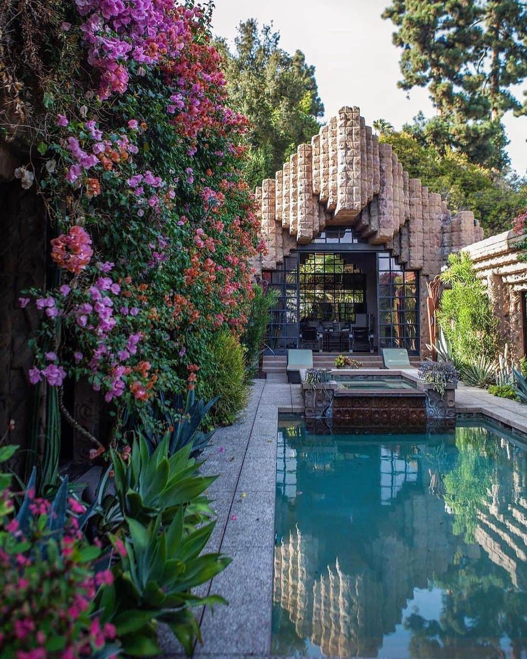 オリバーピープルズさんのインスタグラム写真 - (オリバーピープルズInstagram)「Sowden House: A Mayan-inspired masterpiece by architect, Frank Lloyd Wright Jr., 1926. Located in Los Feliz, Los Angeles, California. #OPInspiration」7月19日 0時31分 - oliverpeoples