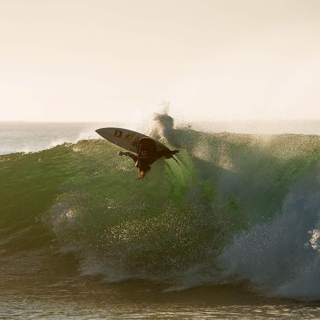キャロライン・マークスのインスタグラム：「A joyful day at the bay 😍 pic @wsl」