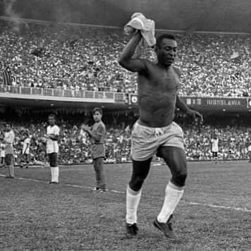 ペレのインスタグラム：「O ano era 1971. O dia era 18 de julho. Com Maracanã lotado, o maior jogador da história do futebol jogou sua última partida pela Seleção Brasileira. Não existia palco mais adequado. Quando foi substituído, o icônico estádio era tomado pelo silêncio, como se todos tivessem perdido o ar por um segundo. A partida simplesmente parou por completo. Os jogadores em campo observam enquanto Rei Pelé se despedia de 138.575 súditos dando uma volta olímpica, em meio às lágrimas e a certeza de que seu legado havia sido cumprido.  .  The year was 1971. The day was July 18th. With Maracanã full, the greatest player in football history played his last match for the Brazilian national team. There was no more suitable stage. When it was replaced, the iconic stadium was filled with silence, as if everyone lost their breath for a second. The match just stopped altogether. Players on the field watched as King Pelé said goodbye to 138,575 subjects taking an Olympic lap, amid tears and the certainty that his legacy had been fulfilled.」