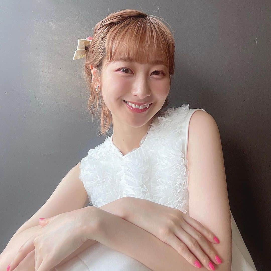 山下七海さんのインスタグラム写真 - (山下七海Instagram)「⁡ ⁡ 誕生日を迎えて、28歳になりました🍋✨ 声出しokのライブや体調面での励ましの声など、いつも支えてくれる皆様のパワーの偉大さを改めて感じられた27歳でした✈️🩵 心強い味方である皆様に寄りかかっているような、少し恥ずかしいですが甘えてしまった瞬間もありました🌷  山あり谷あり、皆様と私の絆あり！でした！ ⁡ 本当にありがとうございます🫧♡ ⁡ 番組のお便りやSNSの返信からは、私のことを心の片隅においてくださっていることが伝わって、毎日毎日立って歩いて頑張るエネルギーもらってます✉️🌈 お祝いの言葉もありがとうございます💐 ⁡ ⁡ 18歳で上京してから10年が経ちます🫐 10年お疲れ様、と同時に改めて自分に喝を入れているところです🫨！ ⁡ 自分を見つめ直し磨き続けてこれからも進んでいこうと思います✨ ⁡ 引き続きよろしくお願いいたします🌝 感謝を込めて♡ 山下七海 ⁡ ⁡ どんな時もポジティブ全開で見守ってくれる家族にも感謝。。🌊🧜‍♀️ そばで受け入れてくれる親友ちゃんにも感謝。。🎀」7月19日 0時35分 - aishite773