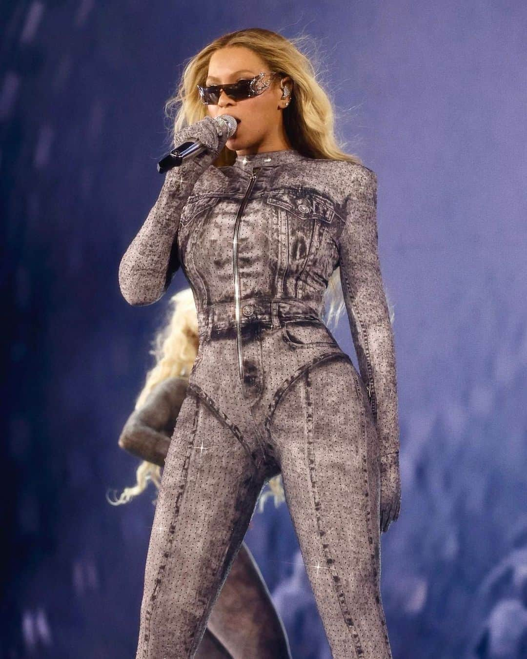 ディーゼルさんのインスタグラム写真 - (ディーゼルInstagram)「D for B.   @beyonce wore a Diesel custom made total look during the Louisville concert of her Renaissance World Tour. The look is made of a trompe l’oeil jumpsuit with integrated boots and gloves, reflecting a denim print on jersey all embellished with gray crystals. The inspiration of the look is taken directly from @glennmartens’ signature second skin jersey with a trompe l’oeil print simulating Diesel Denim.  #ForSuccessfulLiving」7月19日 0時41分 - diesel