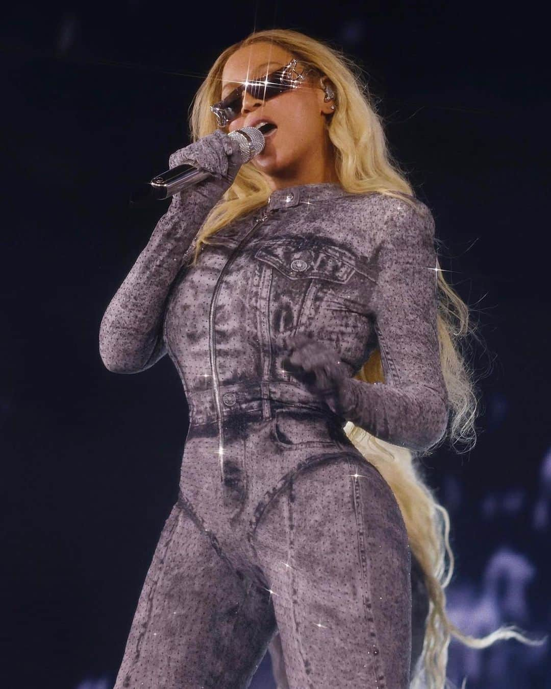 ディーゼルさんのインスタグラム写真 - (ディーゼルInstagram)「D for B.   @beyonce wore a Diesel custom made total look during the Louisville concert of her Renaissance World Tour. The look is made of a trompe l’oeil jumpsuit with integrated boots and gloves, reflecting a denim print on jersey all embellished with gray crystals. The inspiration of the look is taken directly from @glennmartens’ signature second skin jersey with a trompe l’oeil print simulating Diesel Denim.  #ForSuccessfulLiving」7月19日 0時41分 - diesel