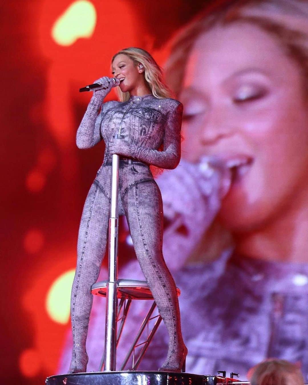 ディーゼルのインスタグラム：「D for B.   @beyonce wore a Diesel custom made total look during the Louisville concert of her Renaissance World Tour. The look is made of a trompe l’oeil jumpsuit with integrated boots and gloves, reflecting a denim print on jersey all embellished with gray crystals. The inspiration of the look is taken directly from @glennmartens’ signature second skin jersey with a trompe l’oeil print simulating Diesel Denim.  #ForSuccessfulLiving」