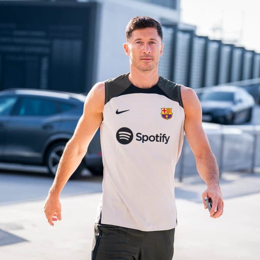 ロベルト・レヴァンドフスキのインスタグラム：「And we are back @fcbarcelona 💪🏻」