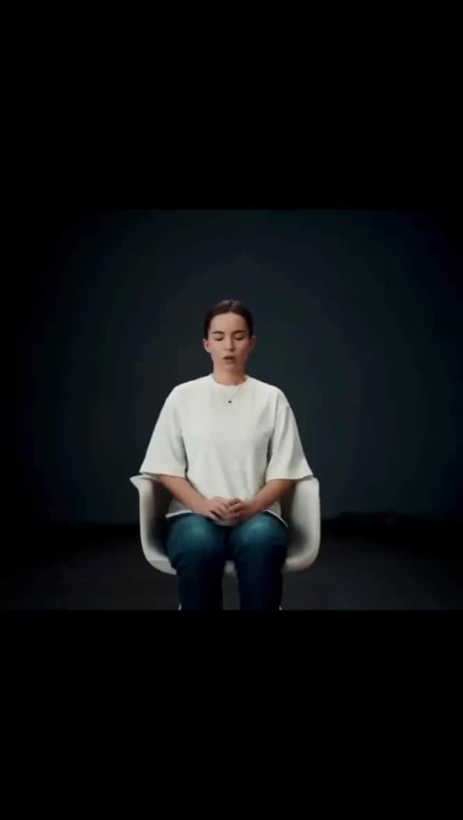 のインスタグラム：「. . 私が娘の顔を絶対に載せない理由。 まさにこれ。  今はママ友同士でも、 相手の子どもをSNSに載せる時は必ず確認をしたり、顔を隠すなどの配慮は必須、 他の子が写ってる写真はSNSに載せないように学校からも言われると聞きます。  保護者同士でも賛否が分かれて、 トラブルになりやすい原因のひとつらしいです。  登下校は、名前を呼ばれると知らない人でも知り合いかと思ってしまう子がいるから、 名札は裏返しにつける、もしくは外して集団で帰るように言われていると聞きます。  親が投稿する写真から、子どもが住む地域や学校を特定、そこから更に親の目が離れたときに二次被害に繋がることもある。  実際に私自身が4才のとき、 スーパーで親から離れたときに知らないおじさんに髪を触られながら声をかけられて、 知り合いかと思って連れて行かれそうになったことがありました。 偶然、その寸前で父が気付いたので事なきを得ましたが、 それくらい子どもは単純で純粋（過去の私）だという事。  外出中も絶対に子どもから目を離さないで。  「成長の過程で顔が変わるから子どものうちは大丈夫」は昔の話。 今のAIには通用しない。  娘を持つ母親として、こういうの本当に他人事とは思えない。  かといって、載せることが反対とも別に思わないけど🙂 危険を分かった上でなら良いと思う。」