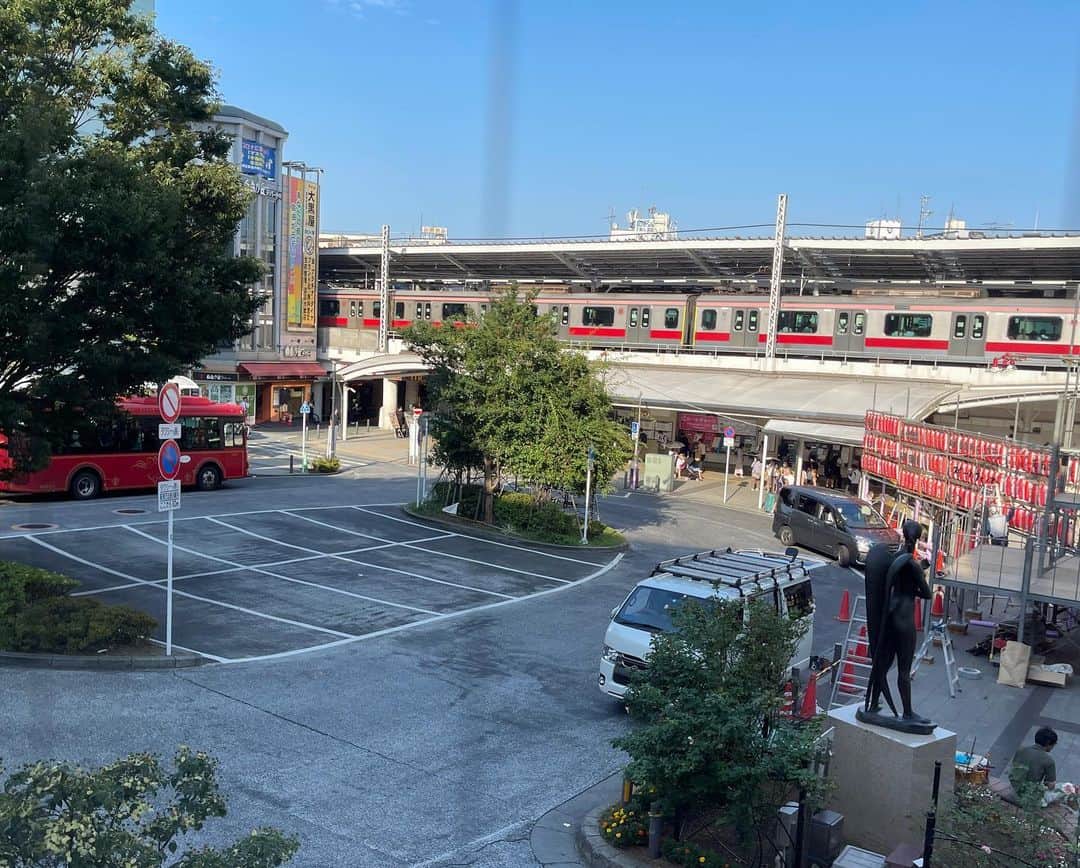 うちやえゆかさんのインスタグラム写真 - (うちやえゆかInstagram)「様々な電車が通って見上げてしまう 自由が丘駅。 行ってみたら最高だったカフェ☕️🍰  電車にピントを合わせたり 食べ物だけを撮ってみたり ずーっといたくなりましたっ😊  #電車 #東急東横線 #青ガエル #東急電鉄   #プロヴァンス風 #トマト #ラザニア #🍋 #シトロン #ケーキ #レモン #ムース #ジュレ #爽やか #ダロワイヨ #dalloyaum #自由が丘 #お祭り #準備 #マカロン #ニャカロン #好き #可愛い」7月19日 0時47分 - yukauchiyae
