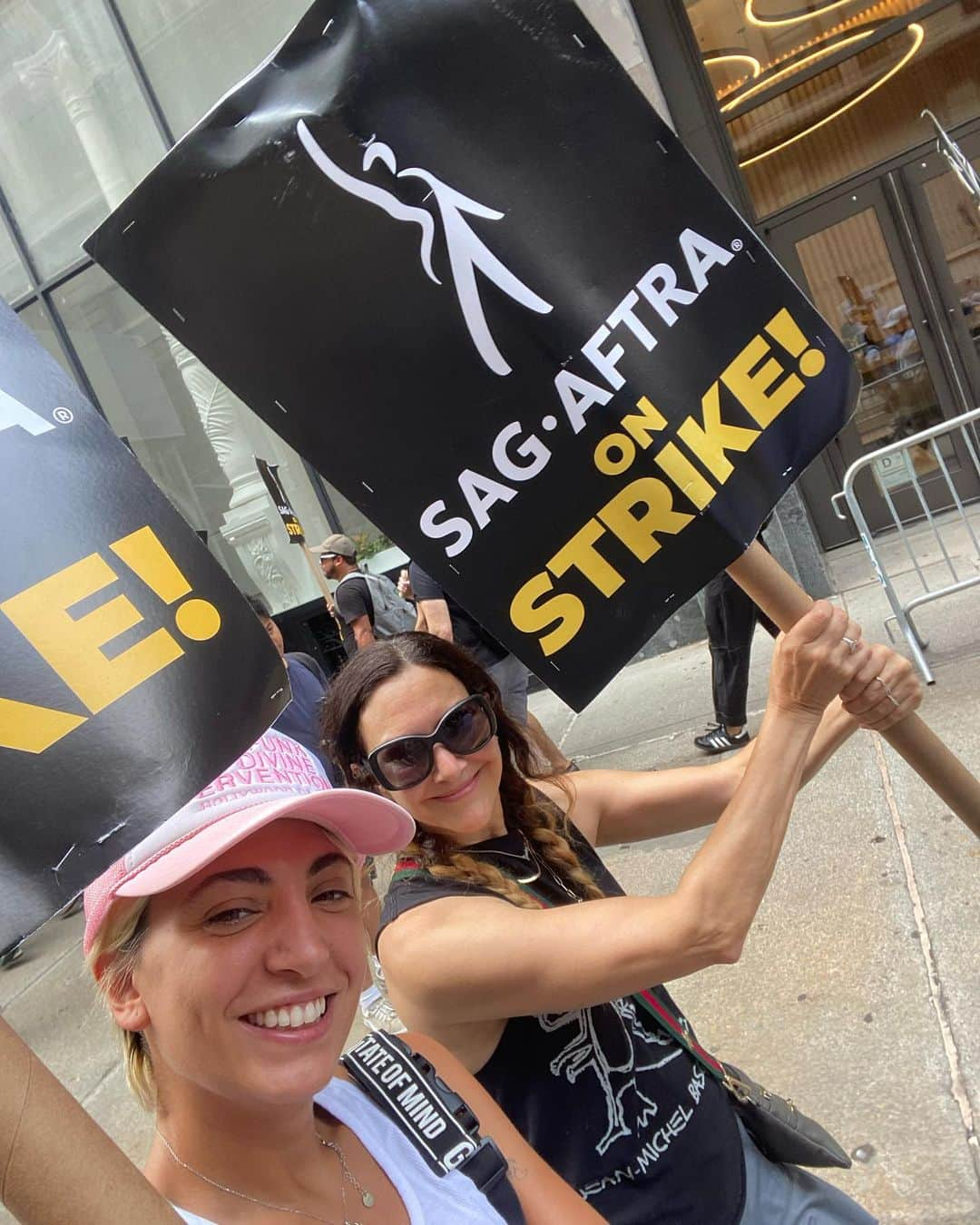 ナディア・ダジャニさんのインスタグラム写真 - (ナディア・ダジャニInstagram)「Out here repping @sagaftra w @avabodyy #unionstrong #wga 💪」7月19日 1時03分 - caughtoffbase