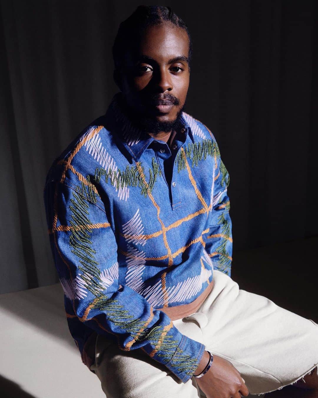 のインスタグラム：「Sax in hand, @cktrl embodies the #DiorTears capsule from the #DiorMenFall 2023 by @MrKimJones, guest designed by @DenimTears and inspired by the look of iconic African-American jazz musicians and writers who found refuge in Paris, such as Miles Davis and James Baldwin. Completing his look are the #DiorB33 sneakers, reframing the timeless tennis shoe to reflect the line’s urban mood. © @CasperKofi」