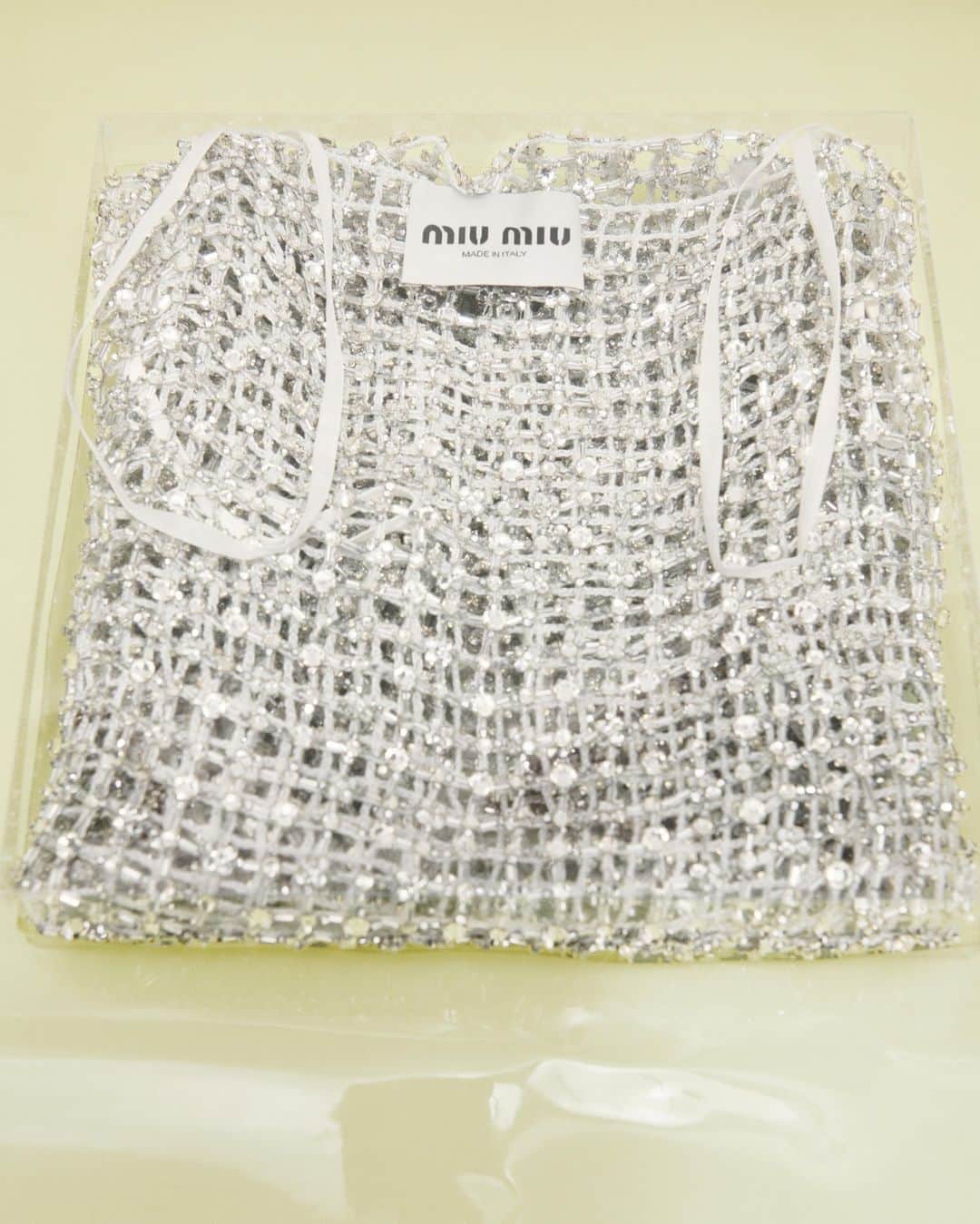 Miu Miuさんのインスタグラム写真 - (Miu MiuInstagram)「Handcrafted crochet motif accompanied by precious embroidery.  #MiuMiu」7月19日 1時00分 - miumiu