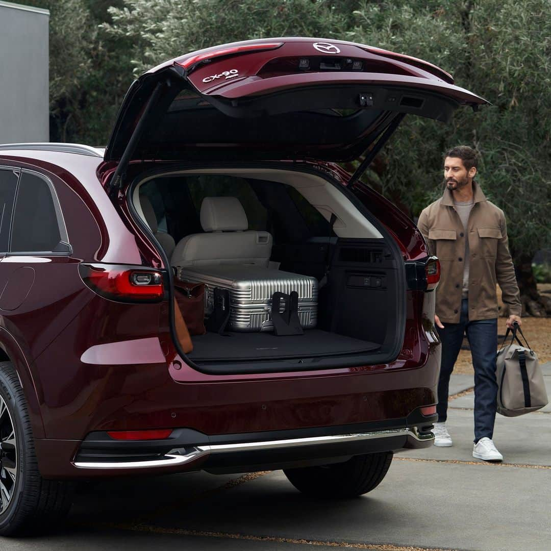 MAZDA Canadaのインスタグラム：「As the most spacious SUV in the Mazda lineup, seating up to 8 passengers and offering up to 2,100 L of cargo space, the #MazdaCX90 is outfitted to fit camping equipment, sports gear and the whole family without compromising on comfort. Click the link in bio to learn more. #CX90 #MazdaCanada 🔴 Le plus spacieux des VUS Mazda, pouvant accueillir jusqu’à 8 passagers et offrant jusqu’à 2 100 L d’espace de chargement, le #MazdaCX90 est conçu pour transporter tout le matériel de camping et de sport, ainsi que toute la famille, sans compromis sur le confort. Cliquez sur le lien dans la bio pour en savoir plus.​」