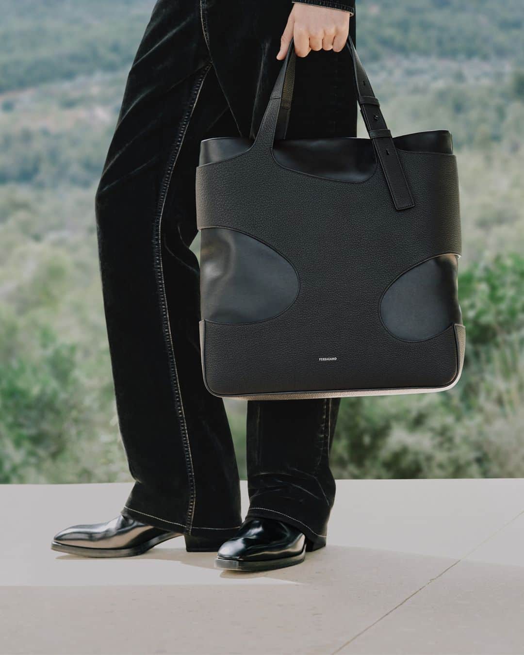 サルヴァトーレ・フェラガモのインスタグラム：「WESTERN EASE AND REFINED CUT-OUTS. #FERRAGAMOPF23」
