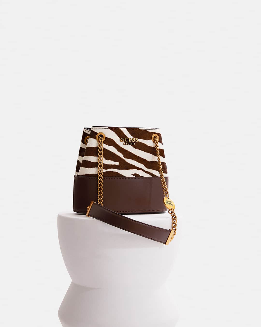 ゲスのインスタグラム：「A must-have in your collection. Go bold with the Iseline Bucket Bag. #GUESSHandbags」