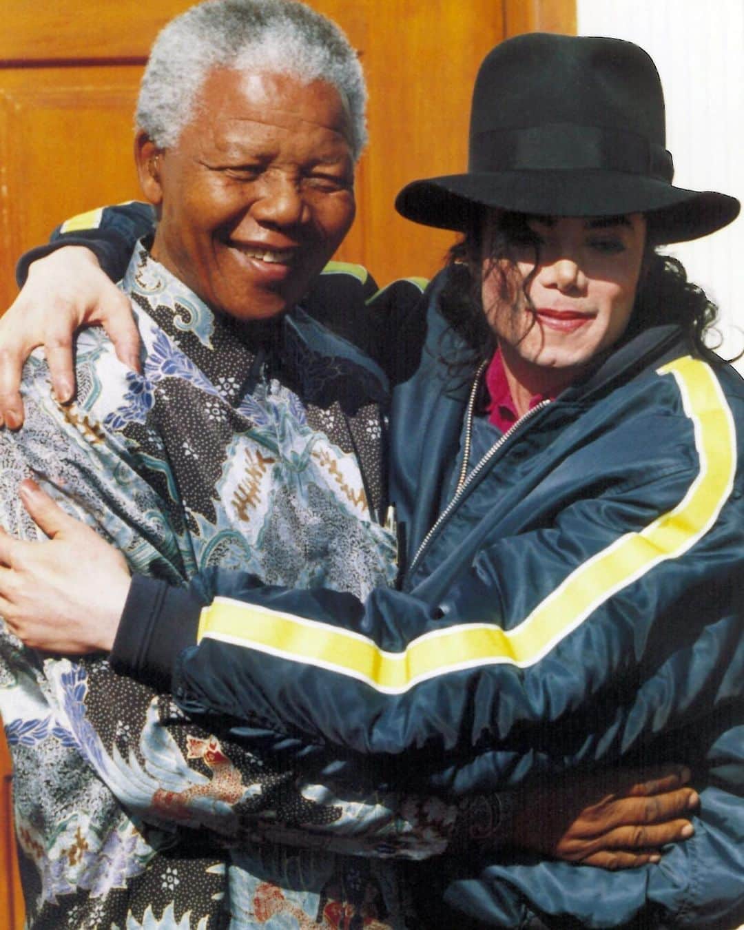 マイケル・ジャクソンのインスタグラム：「This week in 1996, Michael Jackson met Nelson Mandela for the first time in South Africa, one of several visits with that nation’s president, which turned into a friendship over the years. Michael also visited Soweto on that trip and commemorated anti-apartheid protestors who had died while fighting against segregation. #MJHumanitarian」
