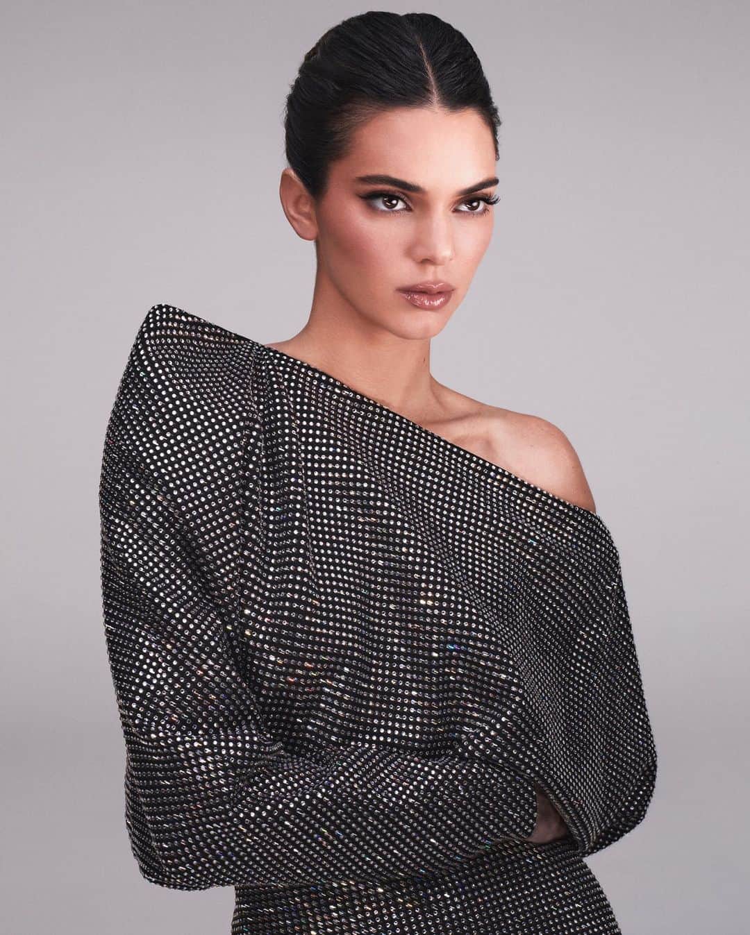 ケンダル・ジェンナーのインスタグラム：「ever since i was little i can remember L’Oréal being a part of my life and routine. which makes this moment extra special for me :) I’m excited and honored to be joining @lorealparis family and to stand along with so many inspiring women. I’m worth it, as are you ❤️  #LOrealParis #LOrealParisFamily #NewAmbassador #WorthIt」