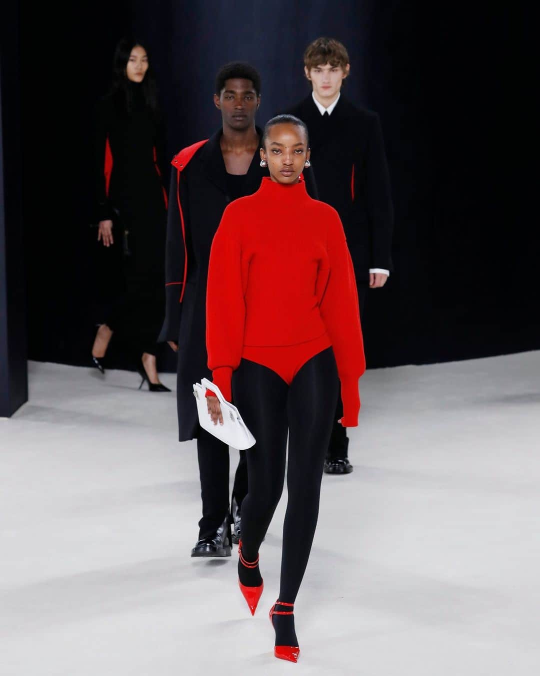 Fashion Weekさんのインスタグラム写真 - (Fashion WeekInstagram)「Here's some #Ferragamo red to start your week off right. 27-year-old, #MaximilianDavis was named #CreativeDirector in 2022 and the young talent has been renewing the label one collection at a time. Fall/Winter '23 pairs sportswear with luxury - featuring cool, soft tones with strikes of electric red.」7月19日 1時05分 - fashionweek