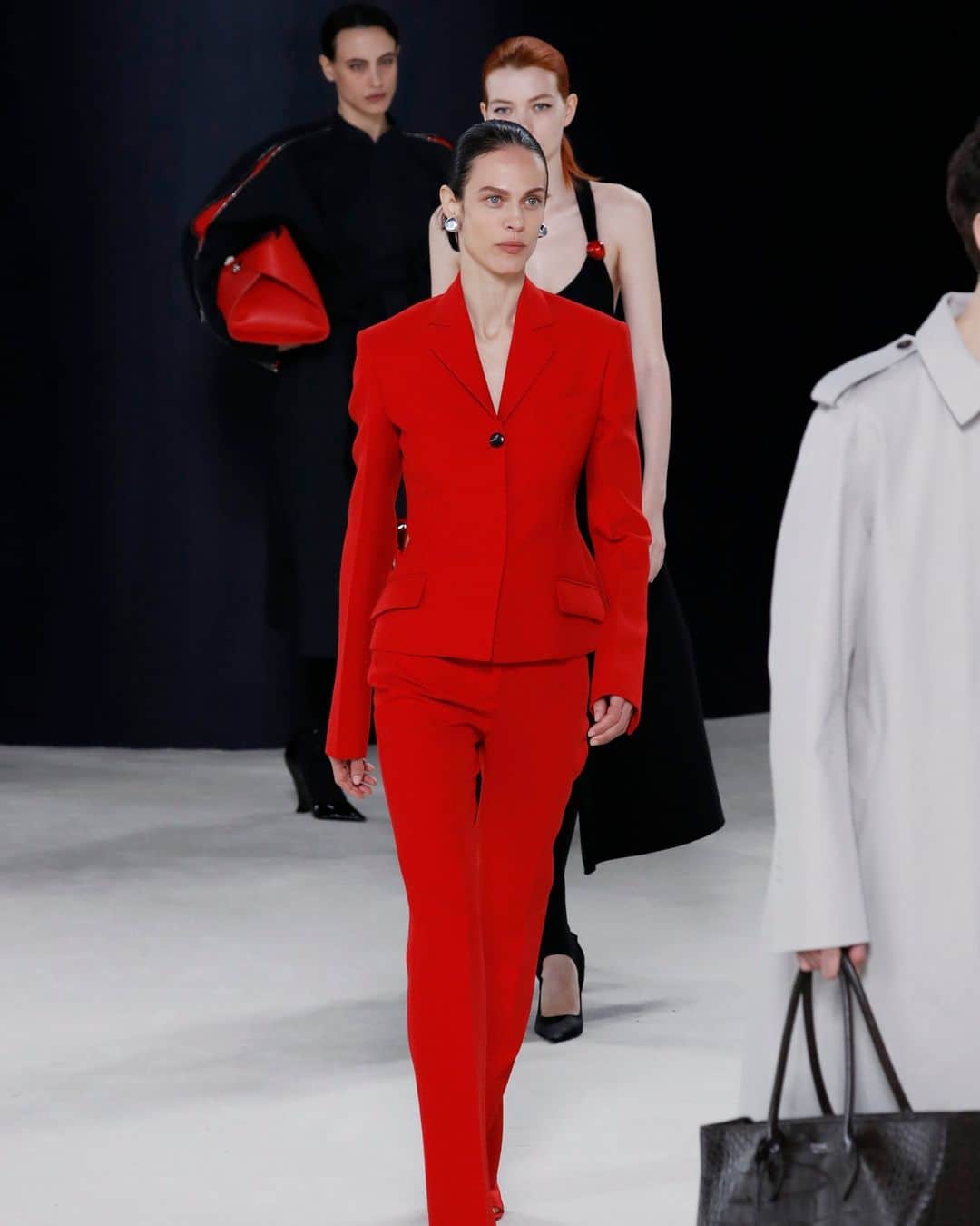Fashion Weekさんのインスタグラム写真 - (Fashion WeekInstagram)「Here's some #Ferragamo red to start your week off right. 27-year-old, #MaximilianDavis was named #CreativeDirector in 2022 and the young talent has been renewing the label one collection at a time. Fall/Winter '23 pairs sportswear with luxury - featuring cool, soft tones with strikes of electric red.」7月19日 1時05分 - fashionweek