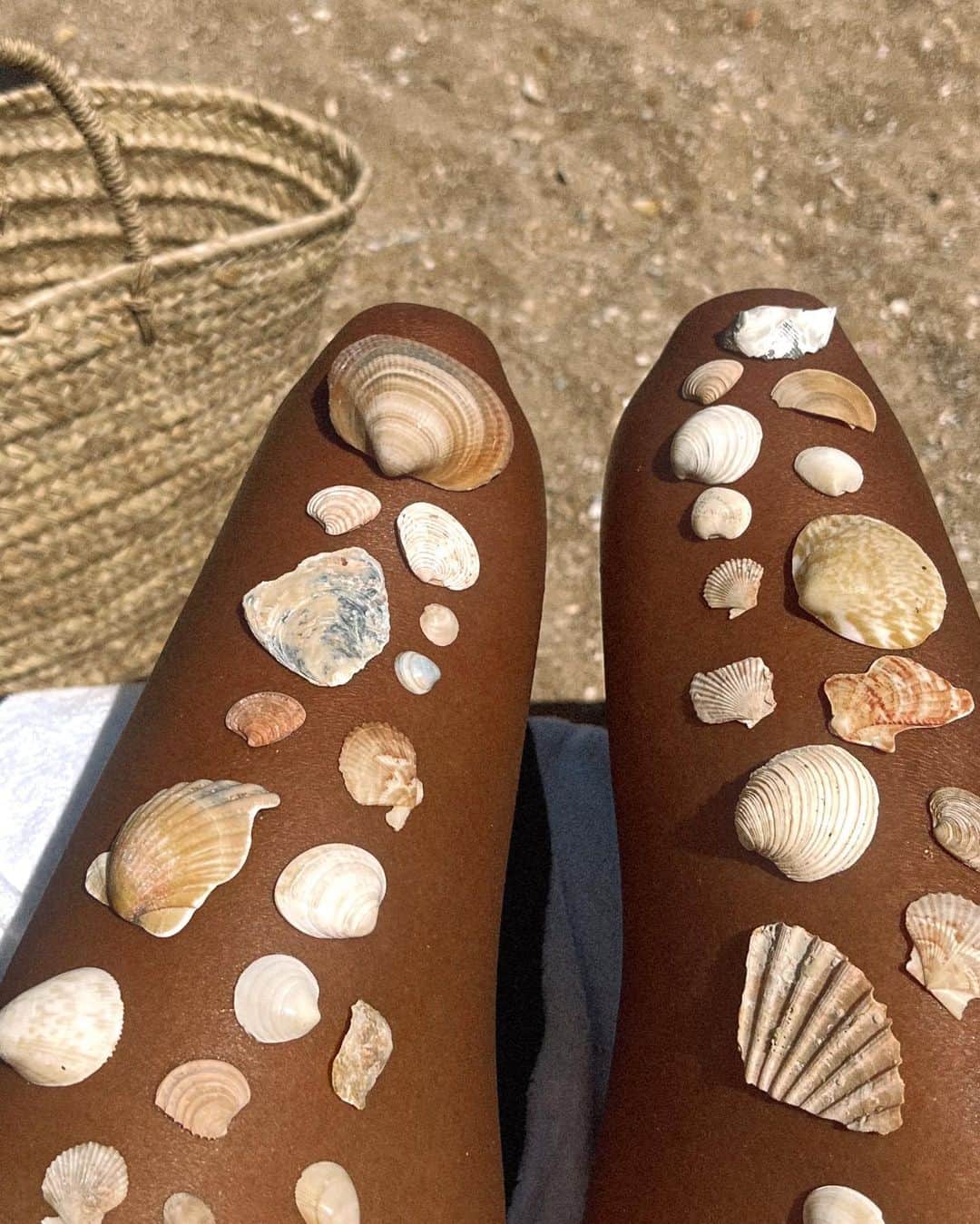 ジュリー・サリニャーナのインスタグラム：「Shell yeahhhh! 🐚🐚🐚 #portugal」