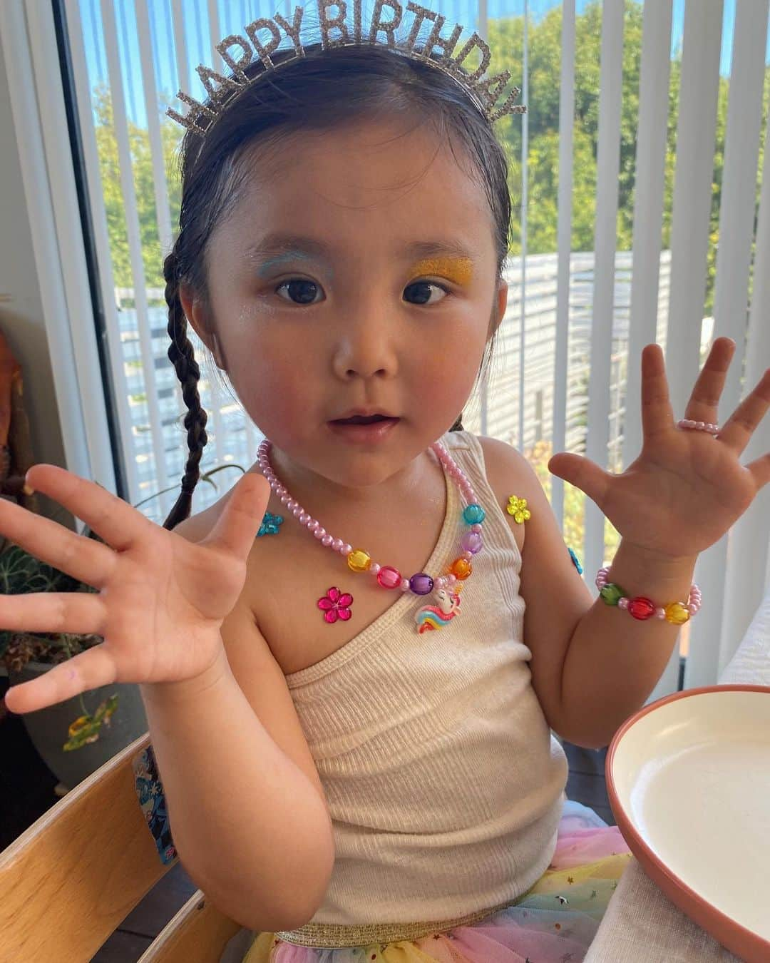 金子渚さんのインスタグラム写真 - (金子渚Instagram)「きーちゃん4歳のお誕生日おめでとう🎂  家族のムードメーカーで面白さがどんどん増しているきーちゃんです✨  早々にプレゼントのメイクグッズで主役感仕上げておりました💄💋  大きくなるのが早過ぎてまだまだこのムチムチちゃんといたいよぉ🥲と思う日々ですが健やかに成長しているのは幸せな事です😌  これからもナイスガールでいてちょうだいね♡  I love you  2023.07.17」7月19日 1時07分 - nagisakaneko