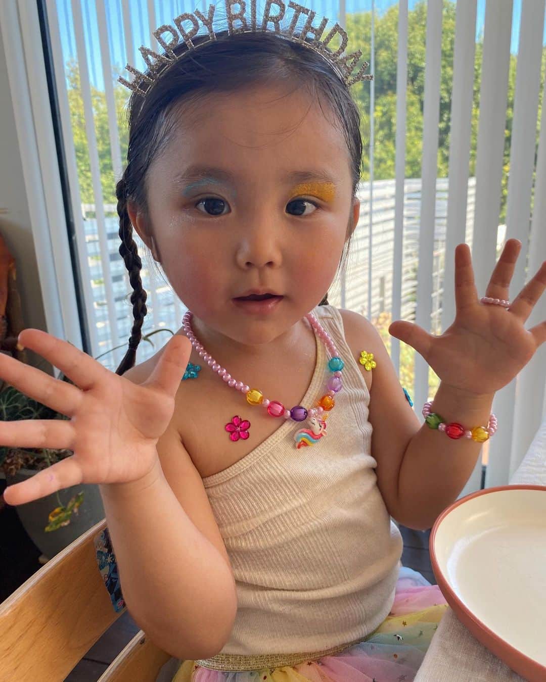 のインスタグラム：「きーちゃん4歳のお誕生日おめでとう🎂  家族のムードメーカーで面白さがどんどん増しているきーちゃんです✨  早々にプレゼントのメイクグッズで主役感仕上げておりました💄💋  大きくなるのが早過ぎてまだまだこのムチムチちゃんといたいよぉ🥲と思う日々ですが健やかに成長しているのは幸せな事です😌  これからもナイスガールでいてちょうだいね♡  I love you  2023.07.17」