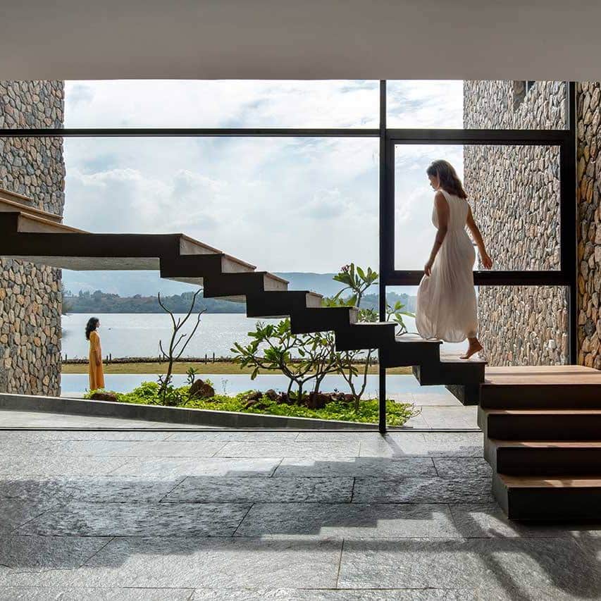 Design Milkさんのインスタグラム写真 - (Design MilkInstagram)「Escape to a lakeside paradise in Kamshet, Maharashtra! ☀️🌊✨ House by the Lake (HBTL) by architecture + interior design firm @kaviar.collaborative redefines harmony with its architecturally integrated design + breathtaking views. From the sloping ceilings to the earthy hues, this picturesque vacation home invites you to unwind, reconnect, + indulge in a connection with nature like never before. 🌿💫 Who would you stay here with??  🔗 Explore the space at our link in bio. 📌 Save this for some vacation home inspo! 📸 Photography by @suryananddang – Saurabh Suryan + Lokesh Dang.  [interior design, interior inspo, architecture, architectural design, home inspo, home inspiration, home design, vacation home, staycation, lakeside house, floating stairs, pool, tall ceilings]」7月19日 1時13分 - designmilk