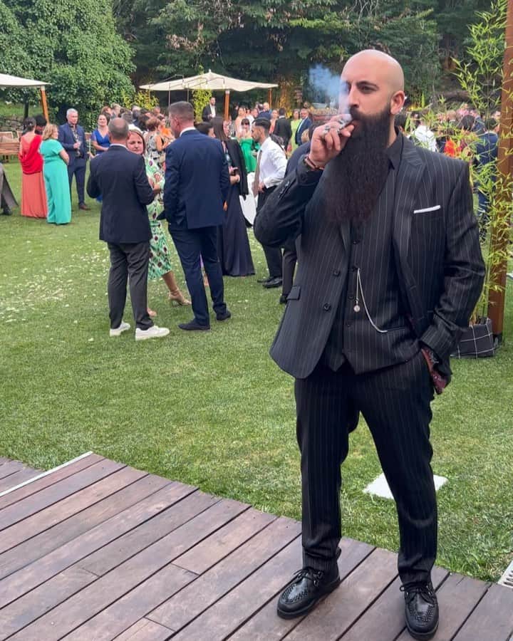 ガルシアマドリッドのインスタグラム：「Cecilia y @ga_hdden el día de su boda en León. Gabriel lleva traje a medida de tres piezas color gris en raya diplomática. Para el forro eligió un súper diseño exclusivo. Nos encantó veros tan guaopos. ¡Enhorabuena pareja!   #garciamadrid #sastreriacontemporanea」