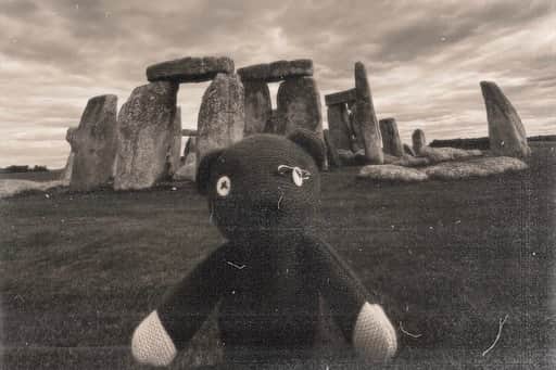 Greta Menchiのインスタグラム：「Ho pubblicato ore fa senza contesto. Però ci tenevo a condividere più generosamente . . . . Decisi all'ultimo minuto di visitare Stonehenge un giorno emotivamente molto inteso in cui avevo bisogno di un’avventura da sola. Arrivare a Salisbury sembrava impossibile con le coincidenze di treni ed autobus. (Tipo  partire da fuori Roma da casa alle 11 per arrivare in un posto remoto fuori Milano raggiungibile solo con l’ultimo bus delle 15 verso un sito che chiude alle 16) Dopo treni, ritardi, quasi mancate coincidenze, il mal di pancia, ma la certezza di farcela, mi aspettava ancora il tratto finale a piedi perché la mini navetta era piena per riportare indietro i turisti. Quando finalmente lo vidi, sembrava quasi un'illusione, come un sogno che diventava realtà. Stonehenge era lì, con le sue grandi pietre piene di segreti che si ergevano maestose. Come fossi entrata in un mondo incantato. Non c’era nessuno attorno a me. Era un momento indimenticabile e le foto che scattai con l’auto scatto catturarono quell'atmosfera unica. Anche per questo come molto del materiale prezioso che conservo decisi di tenerle tutte per me. Erano il risultato del mio desiderio di visitare quel luogo che avevo sognato fin da bambina quando ne avevo sentito parlare per la prima volta in prima elementare nell’aula di Mrs. Botti. Ogni foto racconta la magia di quell'esperienza e mi ricorda di quel momento straordinario. Le ho ritrovate oggi e volevo condividervi un po’ di questa magia.   “ In this light, I stand secure and strong. Radiating an energy they can't prolong. No one shall dare to disrupt my way. Respecting my boundaries, they shall stay.   “」