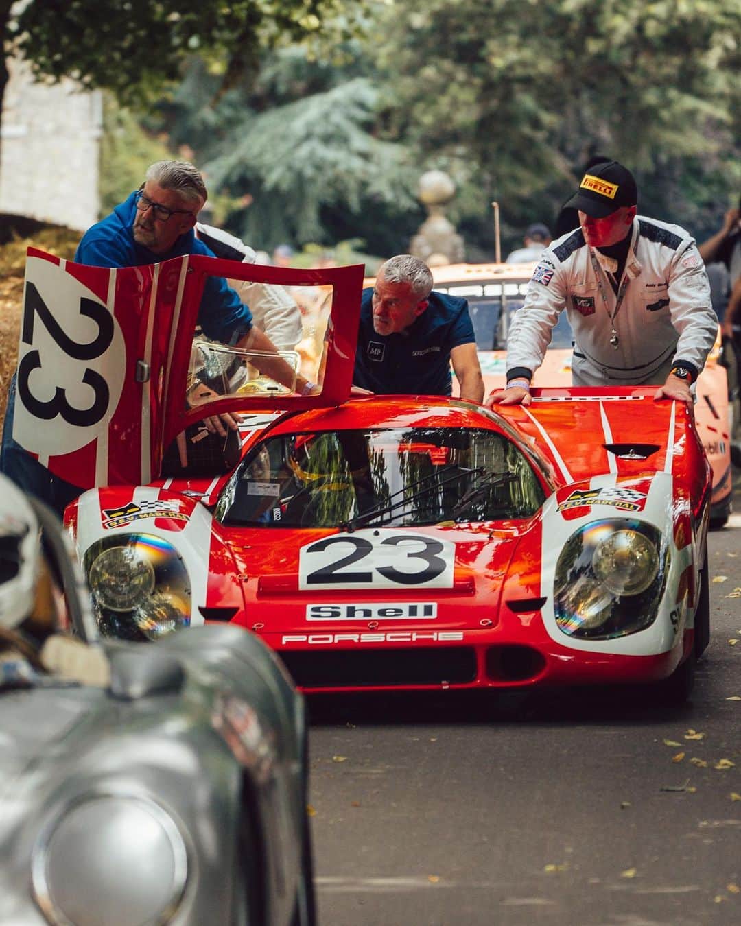 Porscheさんのインスタグラム写真 - (PorscheInstagram)「Glorious events like the Goodwood Festival of Speed prove that our community is unique. Thank you to the fans, the drivers, the teams – and the tractors – who helped us create this special weekend together.」7月19日 1時22分 - porsche