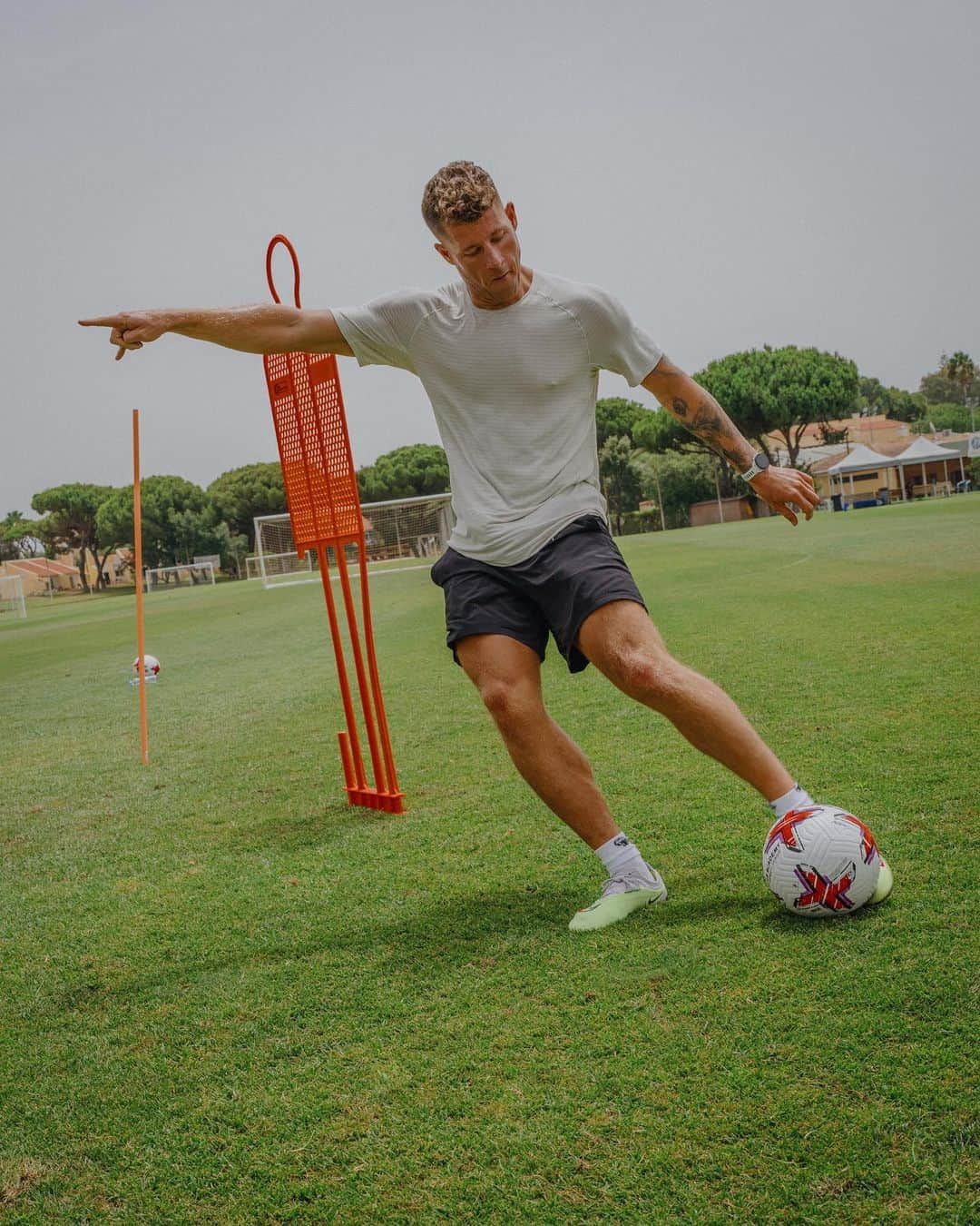 ロス・バークリーのインスタグラム：「Working with @bastraining today. ⚽️🏃🏽‍♂️😰」