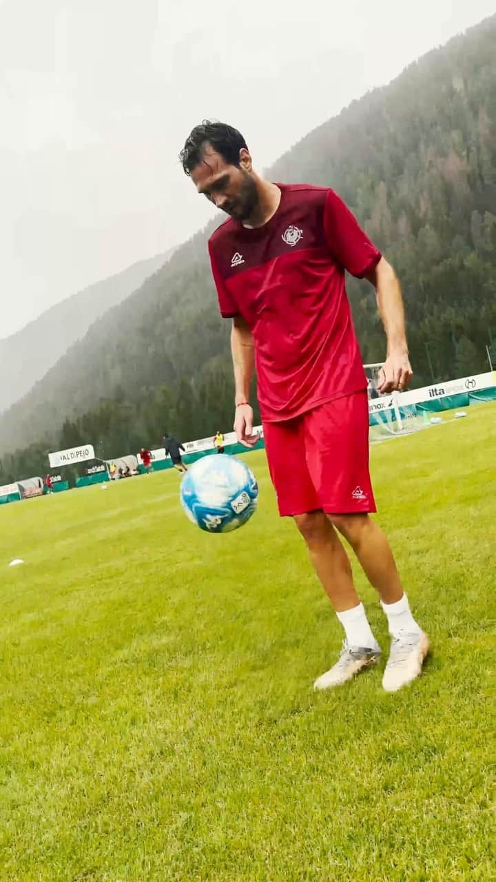 フランコ・バスケスのインスタグラム：「Prima giornata di allenamenti in grigiorosso per Franco #Vazquez 💪🏻🩶❤️  #PreSeason2324 #ForzaGrigiorossi #DaiCremo #SerieBKT 🩶❤️」