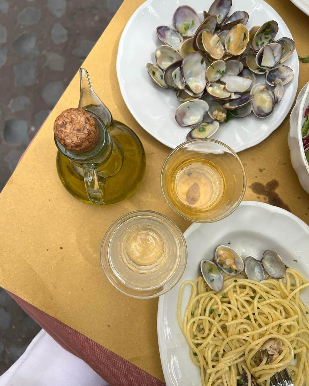 アリシア・デブナム・キャリーのインスタグラム：「I’ve been dreaming about having Vongole in Italy for an eternity. It finally happened. 🥲」