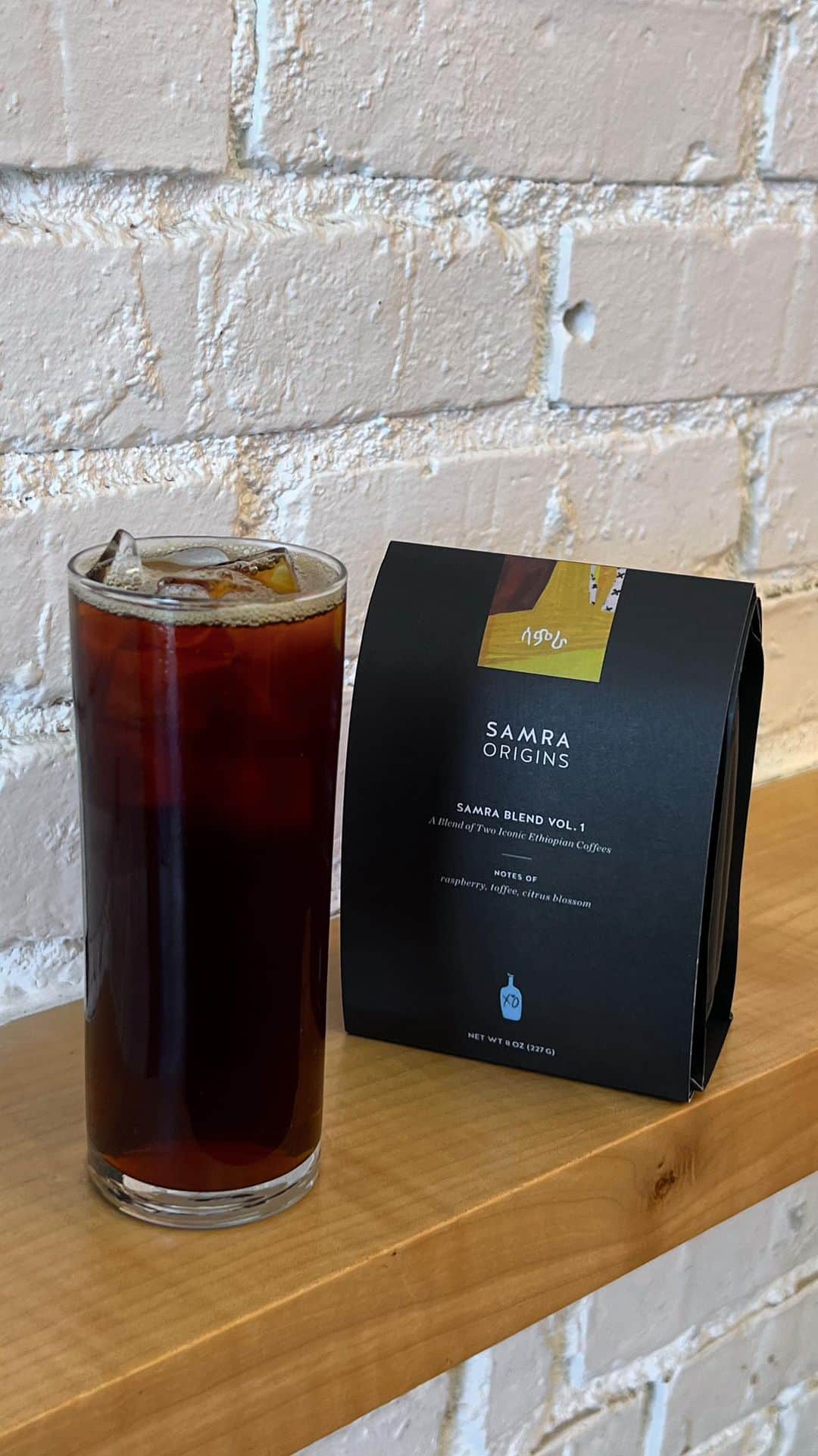 Blue Bottle Coffeeのインスタグラム：「Learn how to brew your Samra Blend Vol. 1 from the best. Grab a bag at select cafes and follow along with our barista at home. Check the cafe list at the link in our bio or head to samraorigins.com.  What You’ll Need: 12oz Glass Samra Blend Vol. 1 Scale Carafe Dripper Filter Grinder  How To Prepare: 1. Grind 25g of Samra Blend Vol 1. 2. Measure 100g of ice into a clean carafe, place dripper on top 3. Add coffee and bloom to 40g 4. At 40 seconds, bring the total water weight to 125g 5. at 1:10, bring the total water weight to 200g 6. Let the coffee finish brewing then pour over a cup two-thirds full of ice」