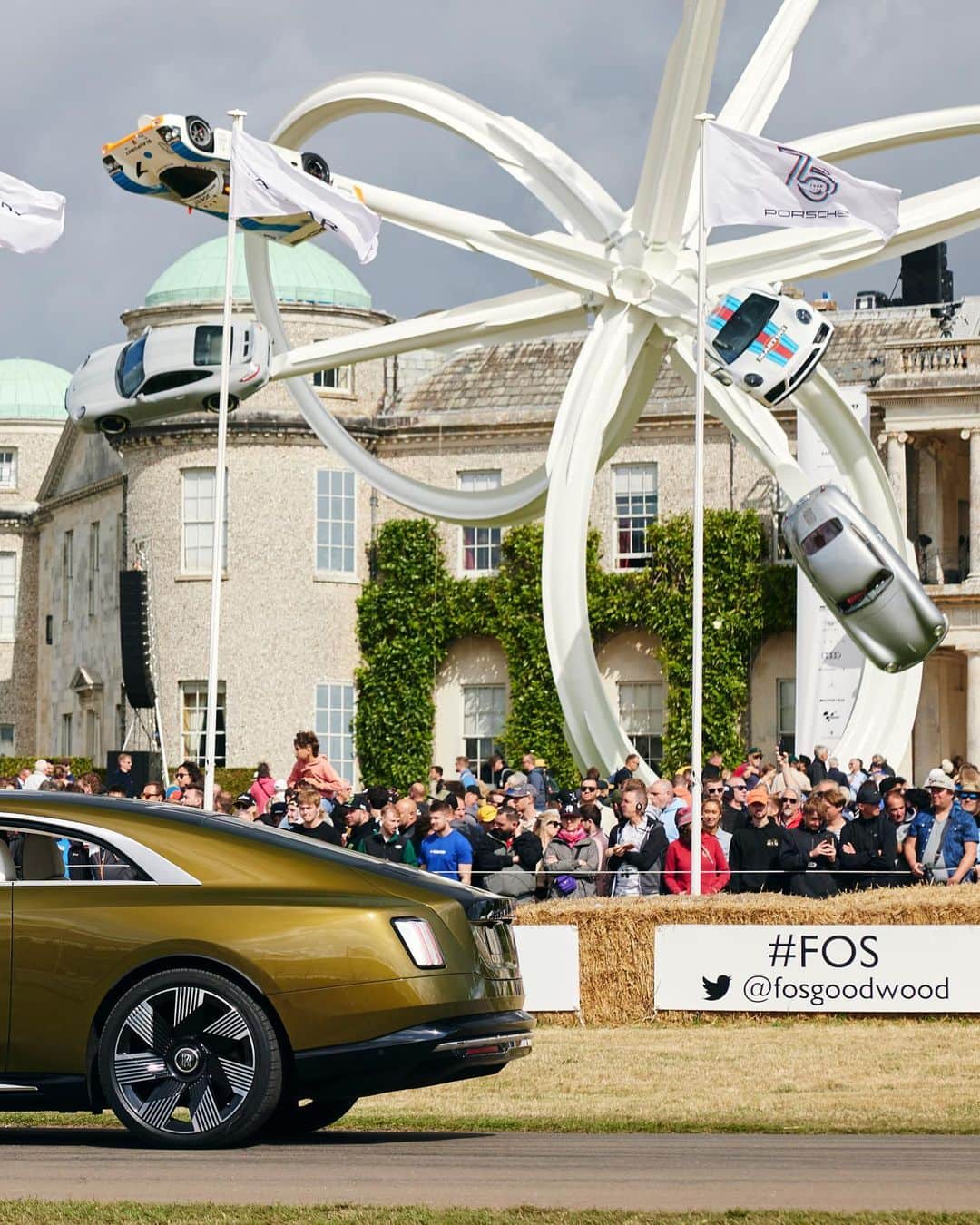 ロールス・ロイスのインスタグラム：「Each summer, the prestigious Festival of Speed celebrates the pinnacle of automotive excellence.   At this year’s event, Spectre took centre stage for the first time, delighting audiences in the stately grounds of Goodwood House.   Discover #RollsRoyceSpectre; link in bio.   #SpiritElectrified #InspiringGreatness #FOS  — WLTP: Power consumption: 2.6 – 2.8 mi/kWh / 23.6 – 22.2 kWh/100km. Electric range 329* mi / 530* km. NEDC: CO2 emissions O g/km. Further information: https://www.rolls-roycemotorcars.com/en_GB/information/fb-dat-wltp.html」