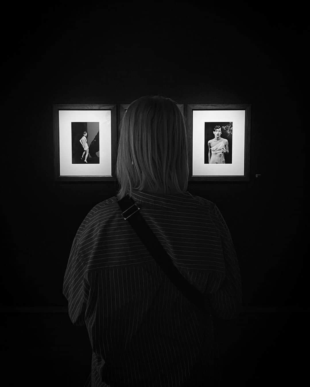 ピーター・リンドバーグのインスタグラム：「The exhibition #LightnessOfBeing as seen by its visitors  On view all summer at @fotografiska.stockholm   Photo by @therealangieborza   #fotografiska #fotografiskastockholm #LindberghExhibitions #LindberghStories #LightnessOfBeing」