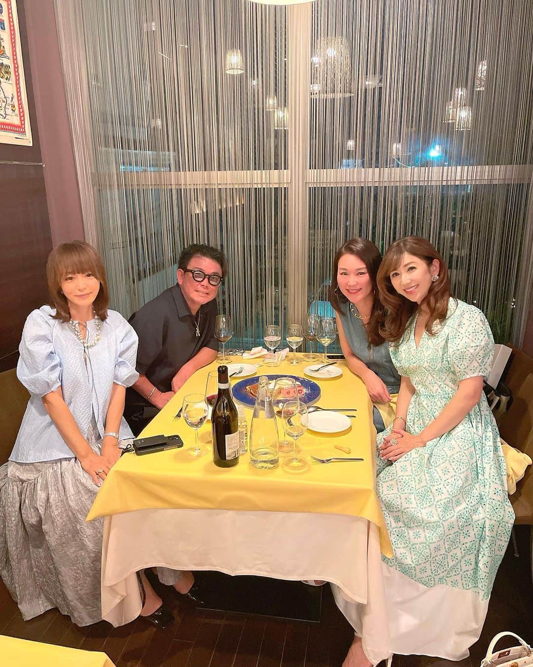 和泉佳子さんのインスタグラム写真 - (和泉佳子Instagram)「もはや、ファミリー会と言っても過言ではない、いつもの仲良しメンバーに、同じ7月生まれの @ikukoyogi ちゃんと共に、バースデーをお祝いしていただきました🎂  ゴルフを通じて仲良くなれた、気心知れた愉快な仲間♥️  大人になって、こうして一緒に美味しいものを食べたり、無邪気にたくさん笑ったり出来る友達に巡り会えたという事は本当に幸せな事です🙏💕  4枚目の動画は、2次会でみんなで参加した、共通のゴルフ仲間であるFさんの還暦のお祝い用のバルーンで遊ぶ2人…😉  他愛もない事で笑えるこの明るさが最高です🥰  これからも末永く仲良くしてね😊  #和泉佳子　#バースデー　#バースデー会　#ありがとう　#もはやファミリー会」7月19日 2時03分 - yoshiko_izumi