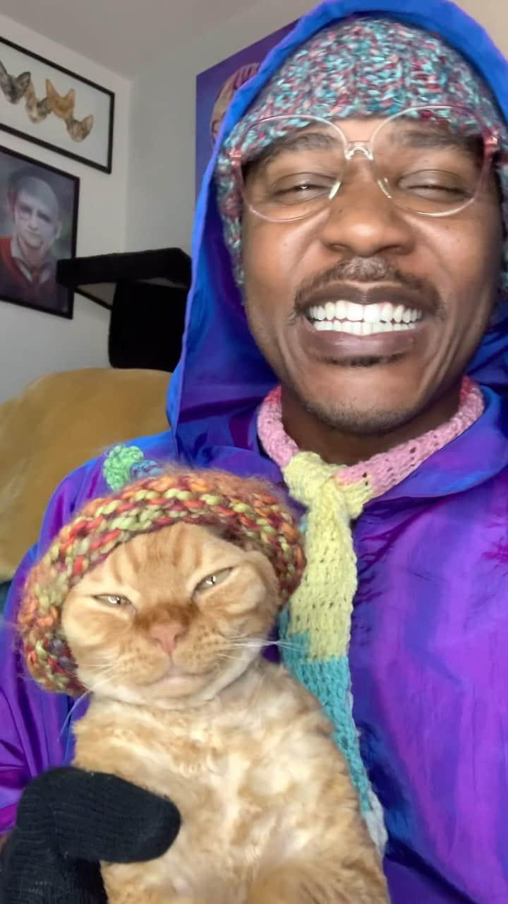 MSHO™(The Cat Rapper) のインスタグラム：「Doing what’s right cause I know DJ Ravioli would tell me to get up and bring the love back in the world. It’s time we COME TOGETHER! Shoutout to all our cat people who truly love cats and got love in their hearts! If you’re watching this video right meow! Let us know where you are from!?!? We love you like no other. #TheCatRapper #DJRavioli #RIPDJRavioli #CatMan #CatDad #CatMom #MoGang」