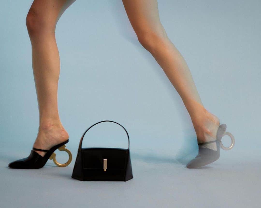 Camille Charriereさんのインスタグラム写真 - (Camille CharriereInstagram)「werrrrking 9 to 5 @ferragamo 📁🦋 @ferragamo by @_maximiliandavis_  #FERRAGAMOPF23  shot by the boss @annie_reid 🤝🏼」7月19日 2時01分 - camillecharriere