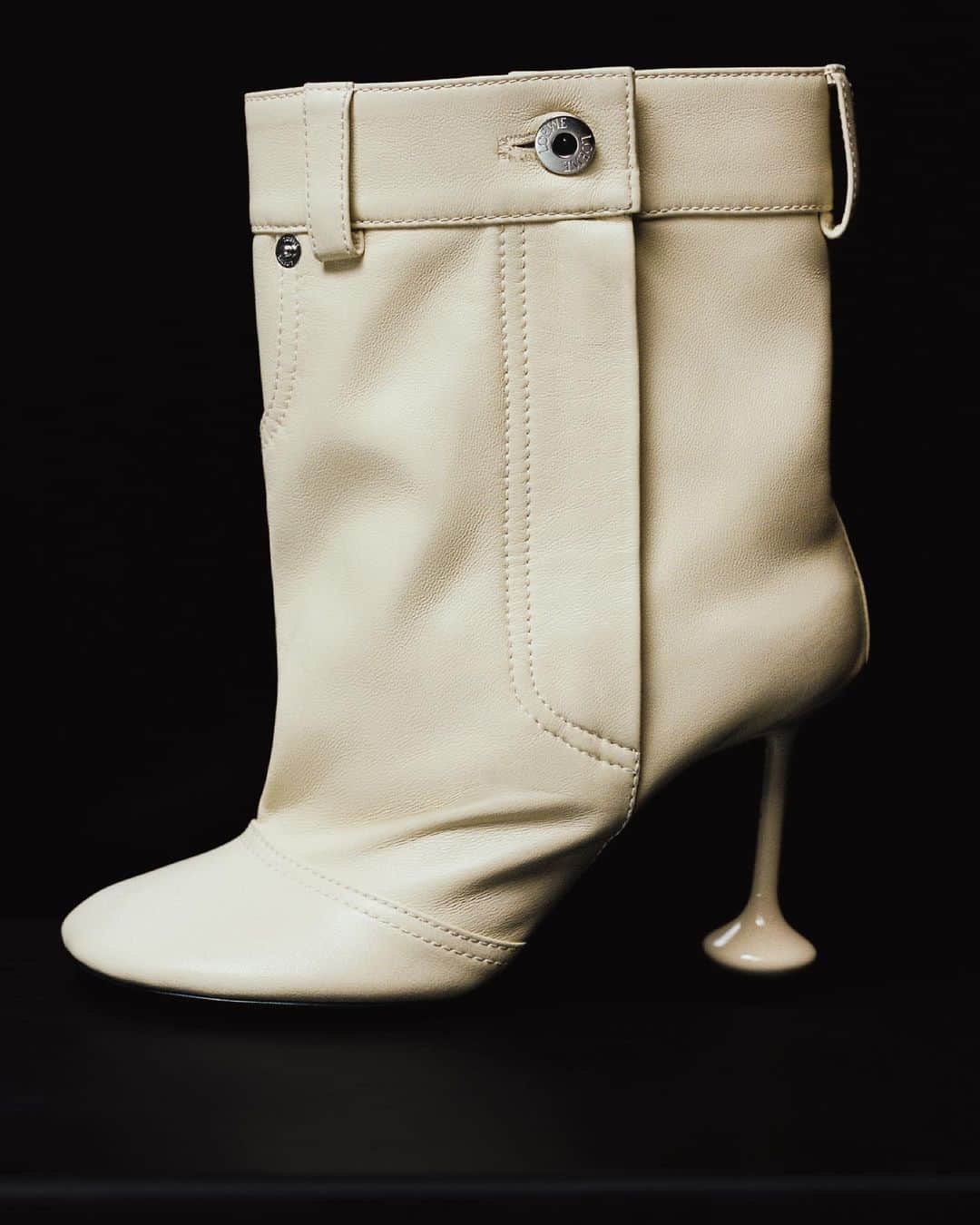 Loeweさんのインスタグラム写真 - (LoeweInstagram)「Panta boot in leather.   loewe.com   #LOEWE #LOEWEshoes」7月19日 2時06分 - loewe